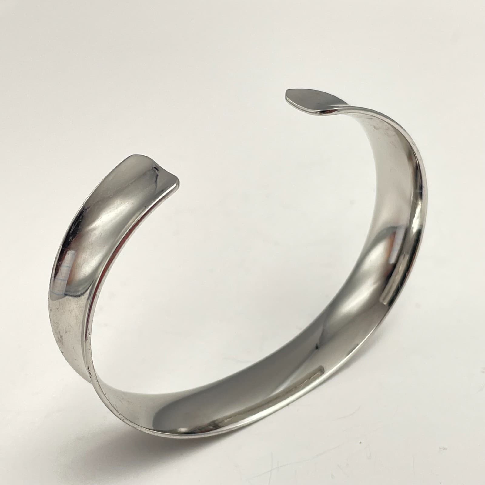Vintage 90s Silver Tone Minimalist Concave Cuff Bracelet Classic Fashion Jewelry - Thumbnail 4