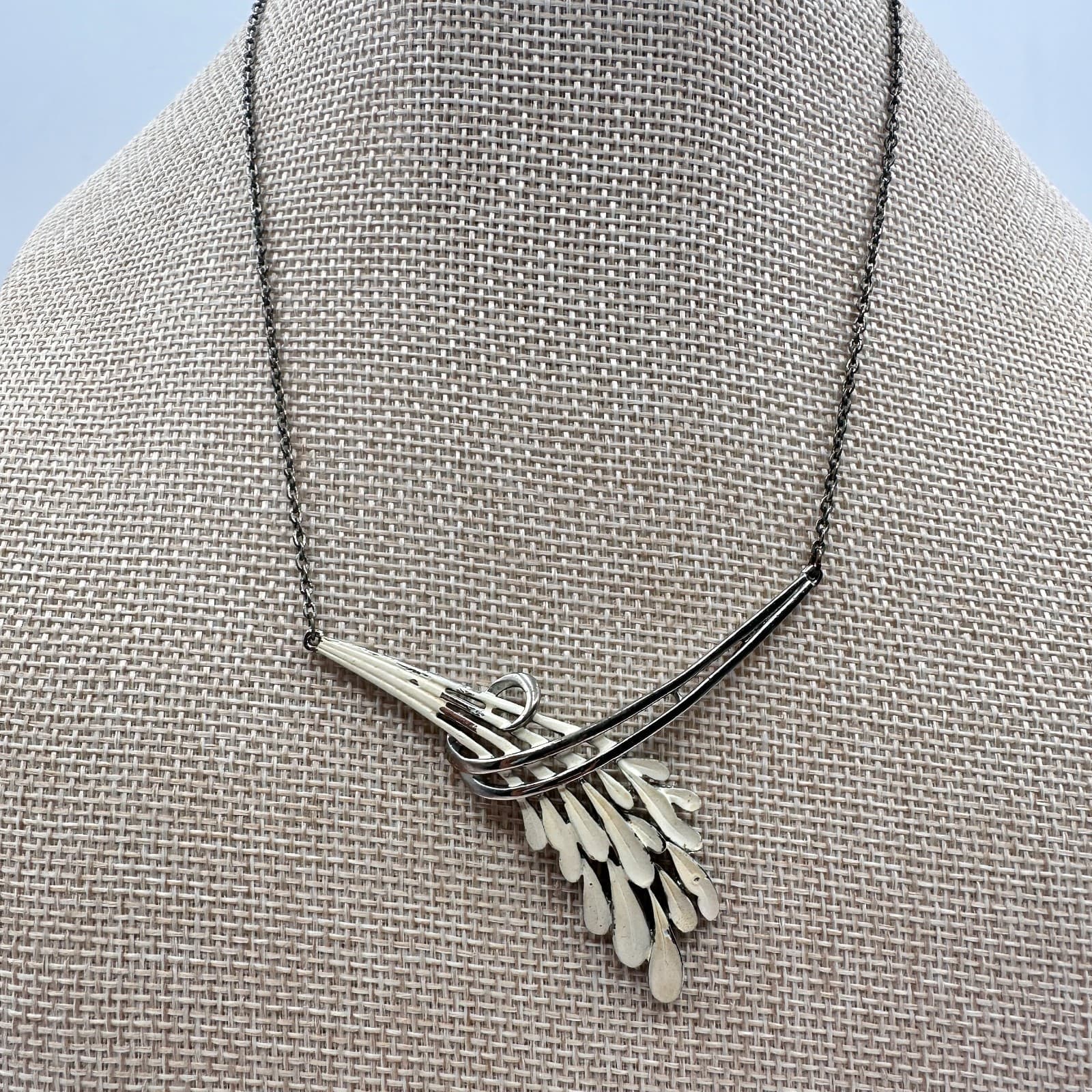 Vintage 80s Women Necklace Cream Enamel Leaf Swirl Silver Tone Fashion Jewelry - Thumbnail 2