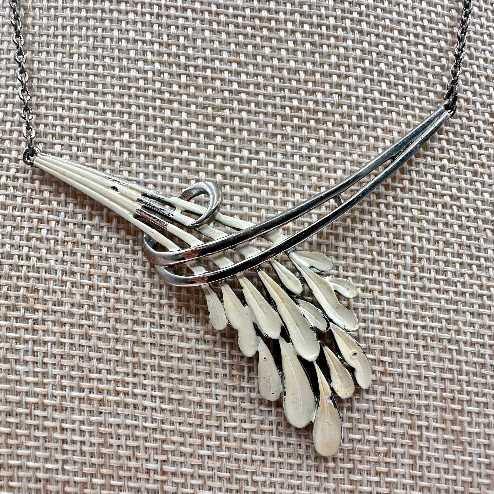 Vintage 80s Women Necklace Cream Enamel Leaf Swirl Silver Tone Fashion Jewelry - Thumbnail 3