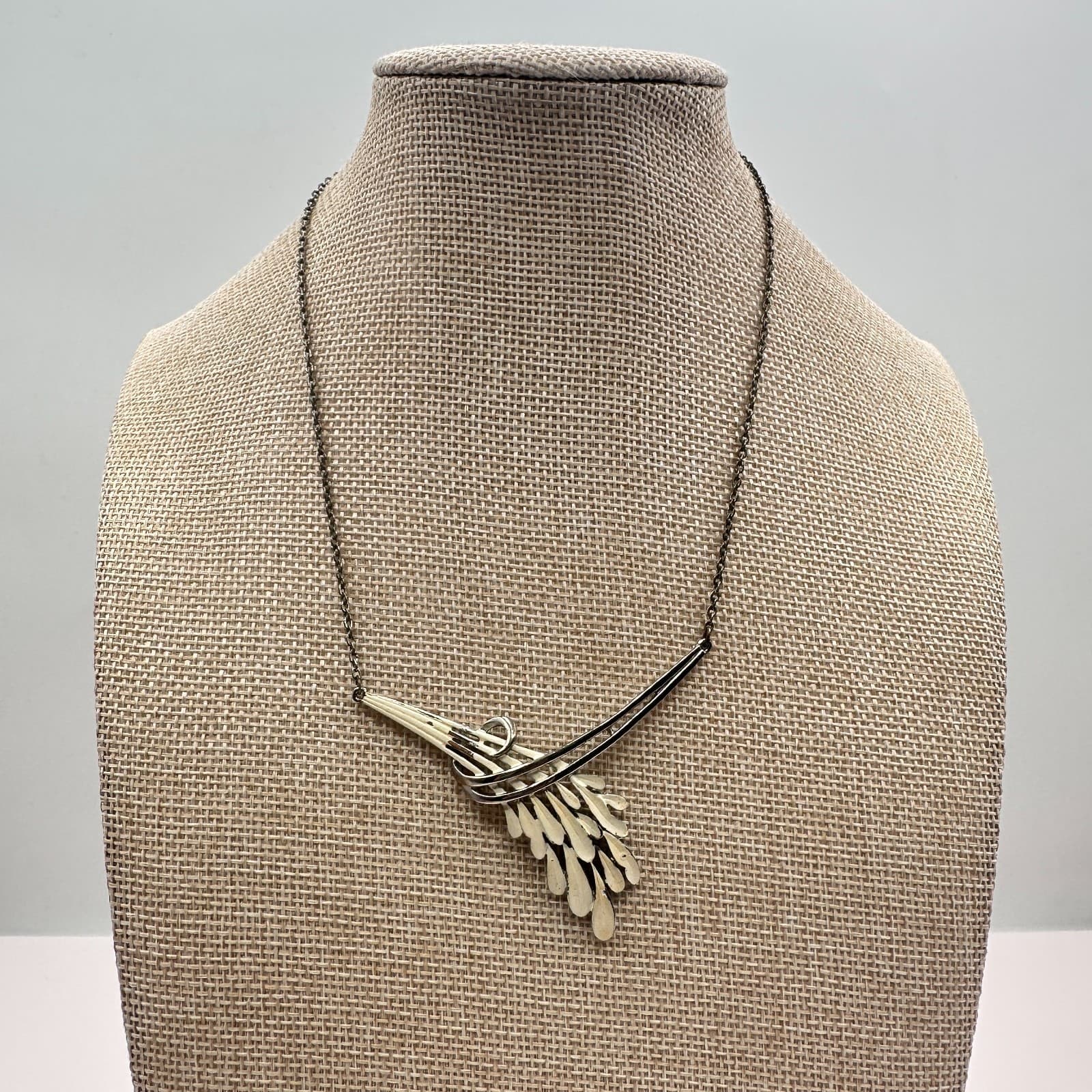 Vintage 80s Women Necklace Cream Enamel Leaf Swirl Silver Tone Fashion Jewelry - Thumbnail 4