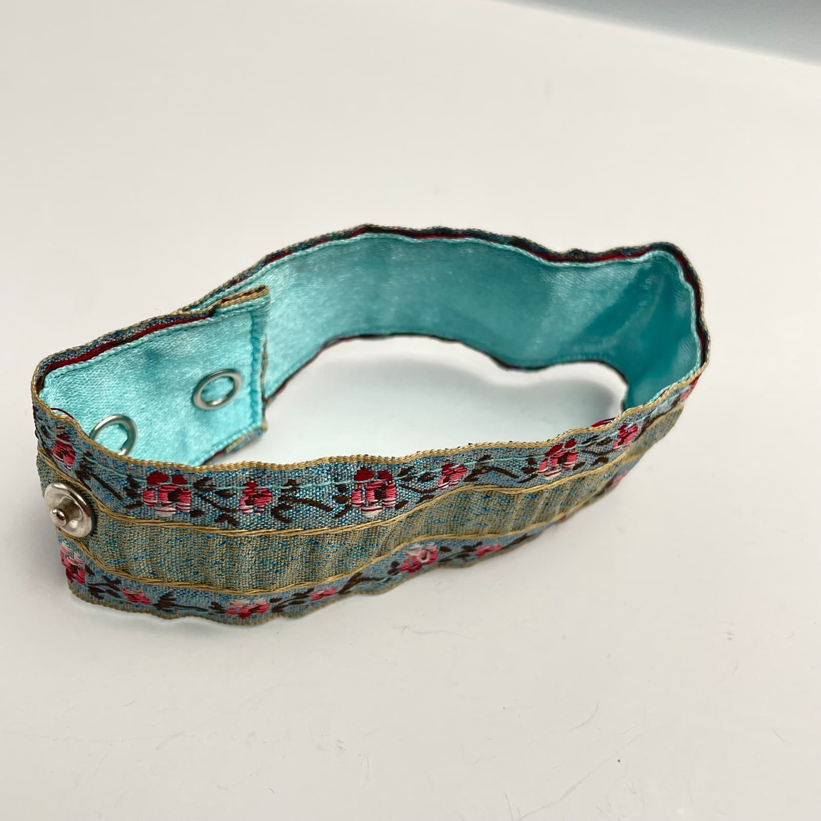 Vintage 90s Embroidered Floral Ribbon Bracelet Classic Boho Fashion Jewelry - Image 1