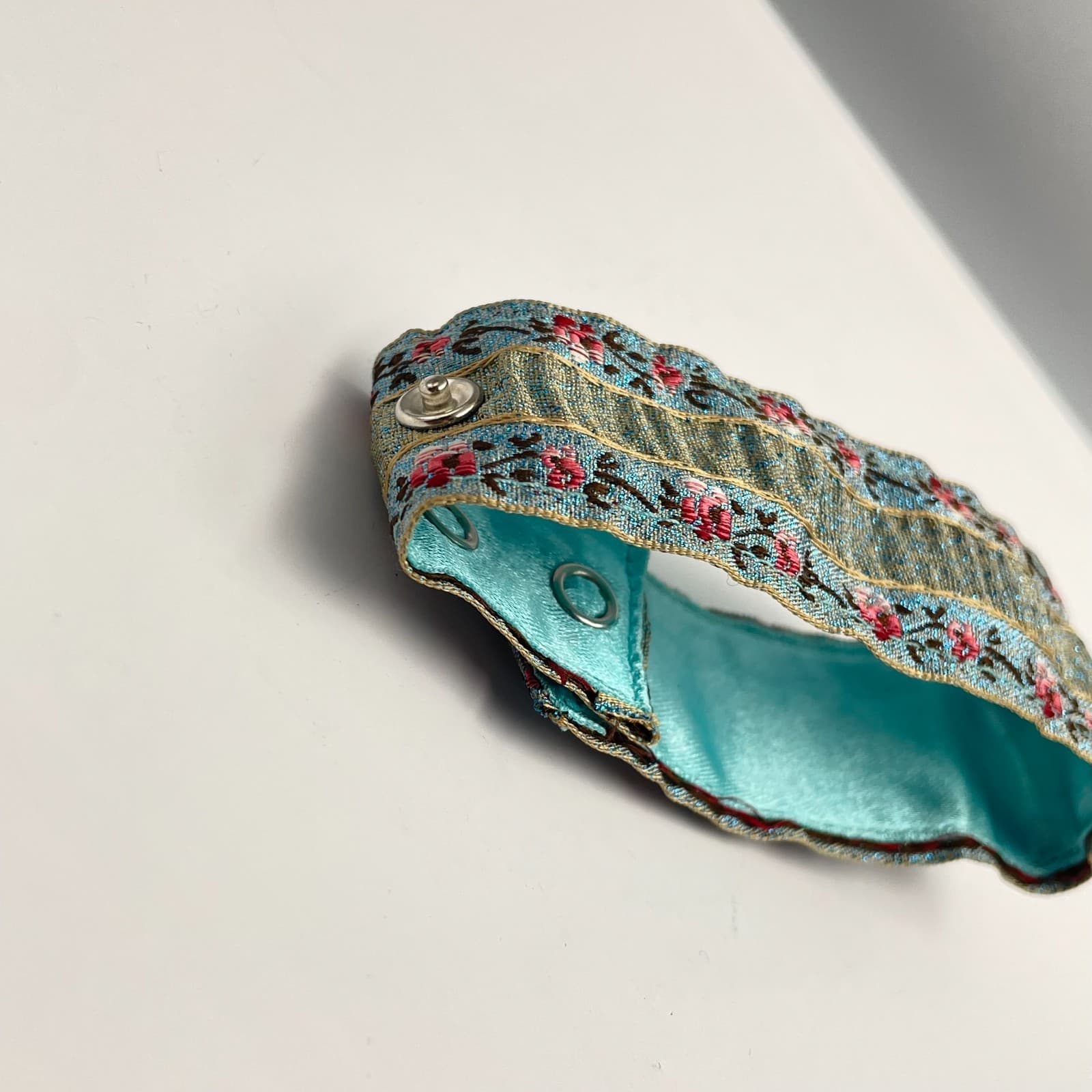 Vintage 90s Embroidered Floral Ribbon Bracelet Classic Boho Fashion Jewelry - Thumbnail 4