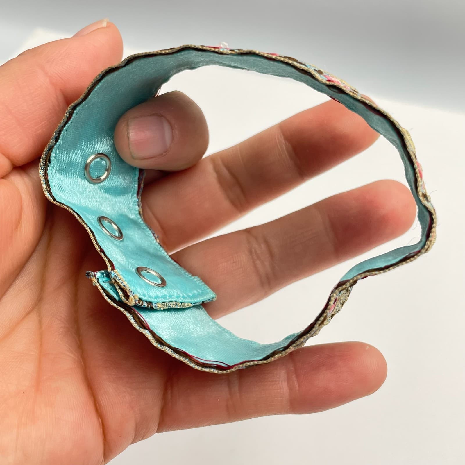 Vintage 90s Embroidered Floral Ribbon Bracelet Classic Boho Fashion Jewelry - Thumbnail 6