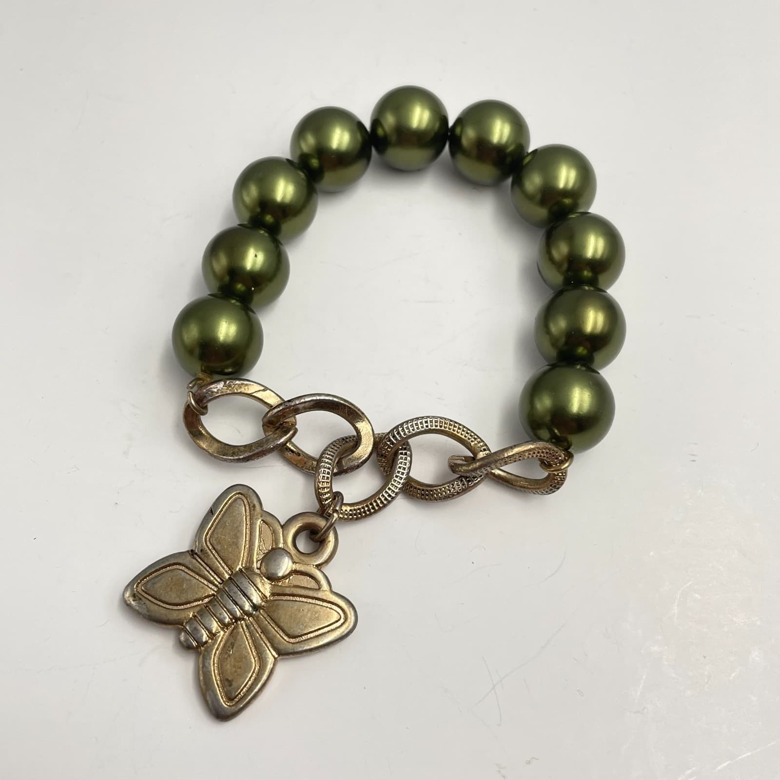 Vintage 90s Green Pearl Glass Bead Gold Tone Butterfly Charm Bracelet Fashion - Image 1