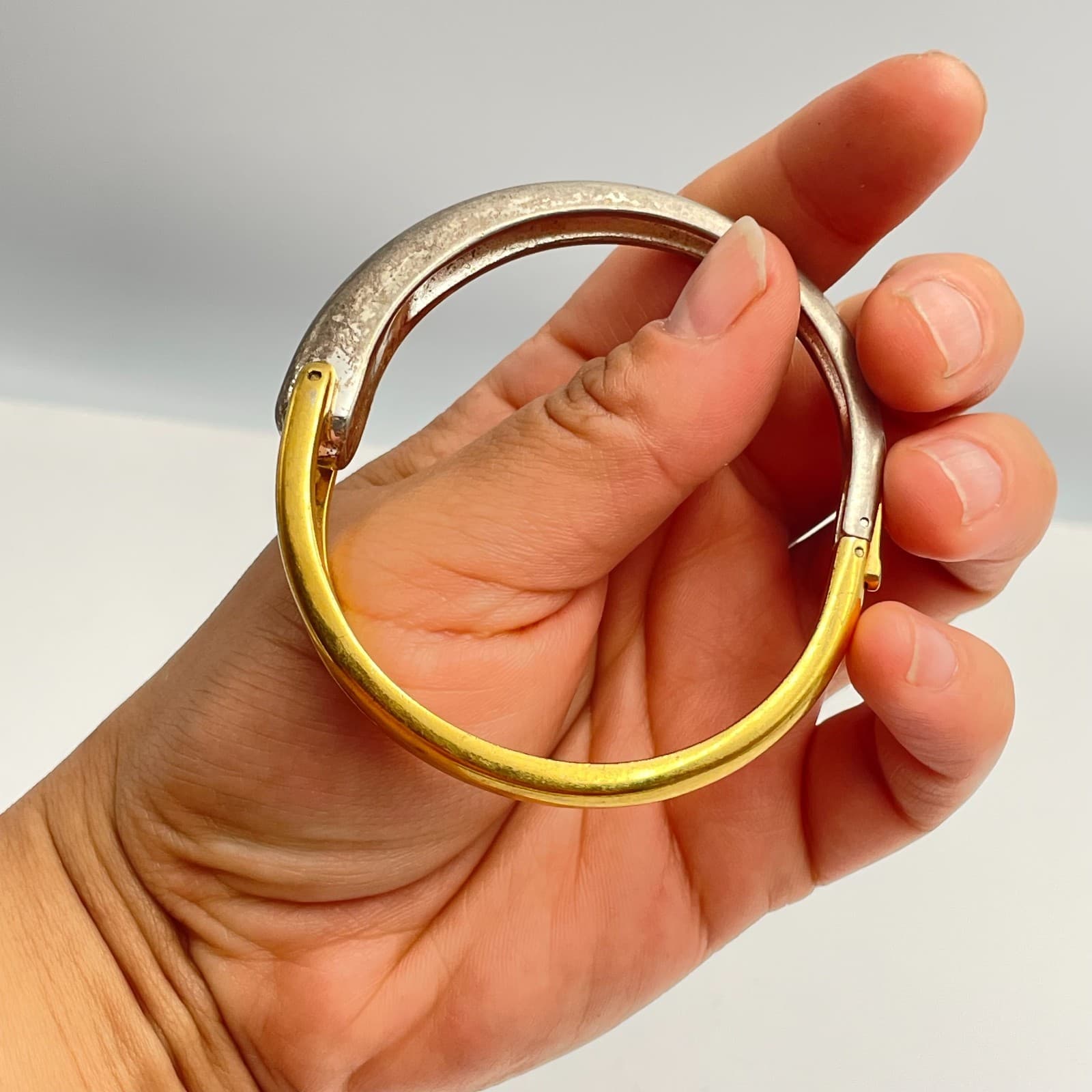 Vintage 90s Two Tone Hinged Metal Bangle Bracelet Minimalist Fashion Jewelry - Thumbnail 5
