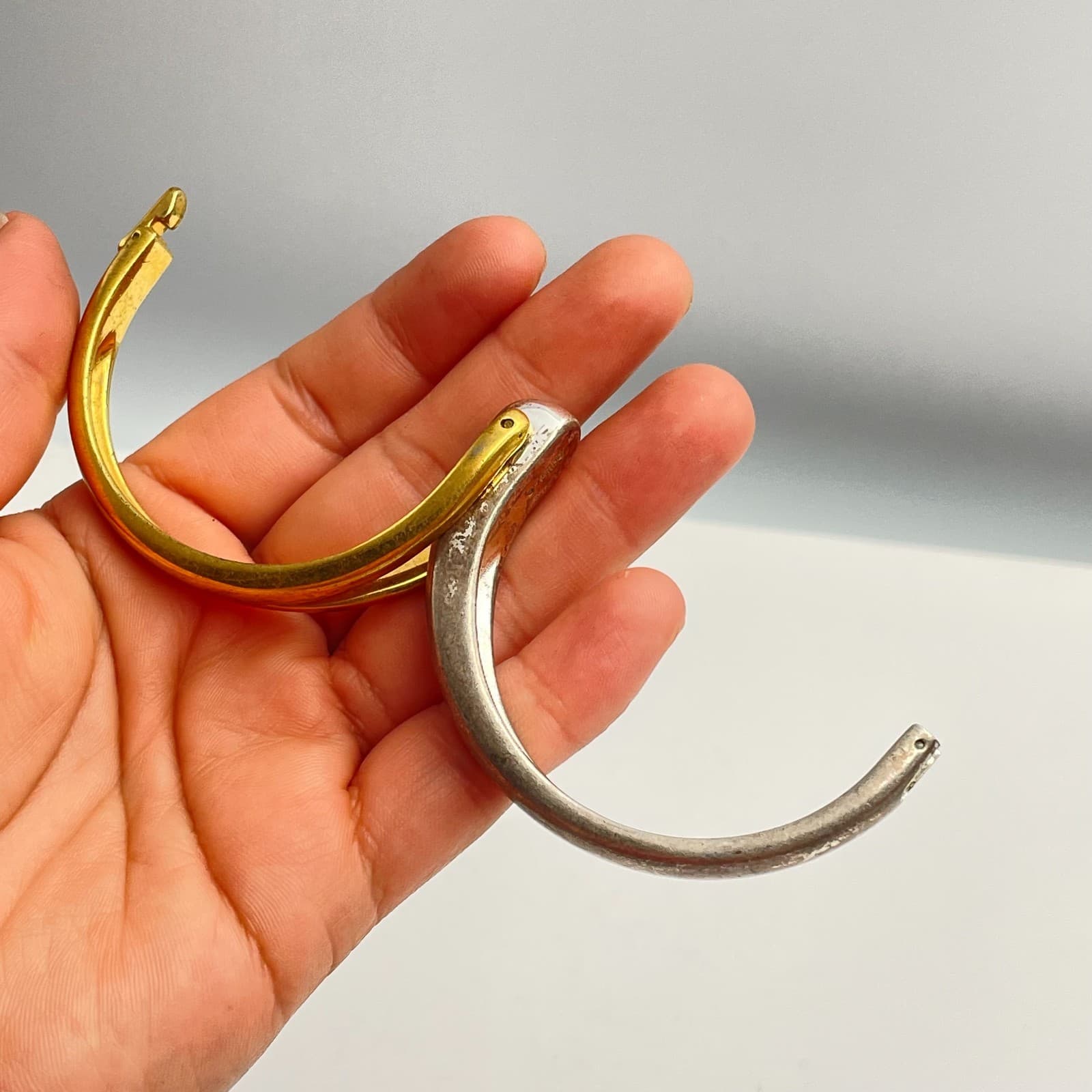 Vintage 90s Two Tone Hinged Metal Bangle Bracelet Minimalist Fashion Jewelry - Thumbnail 7