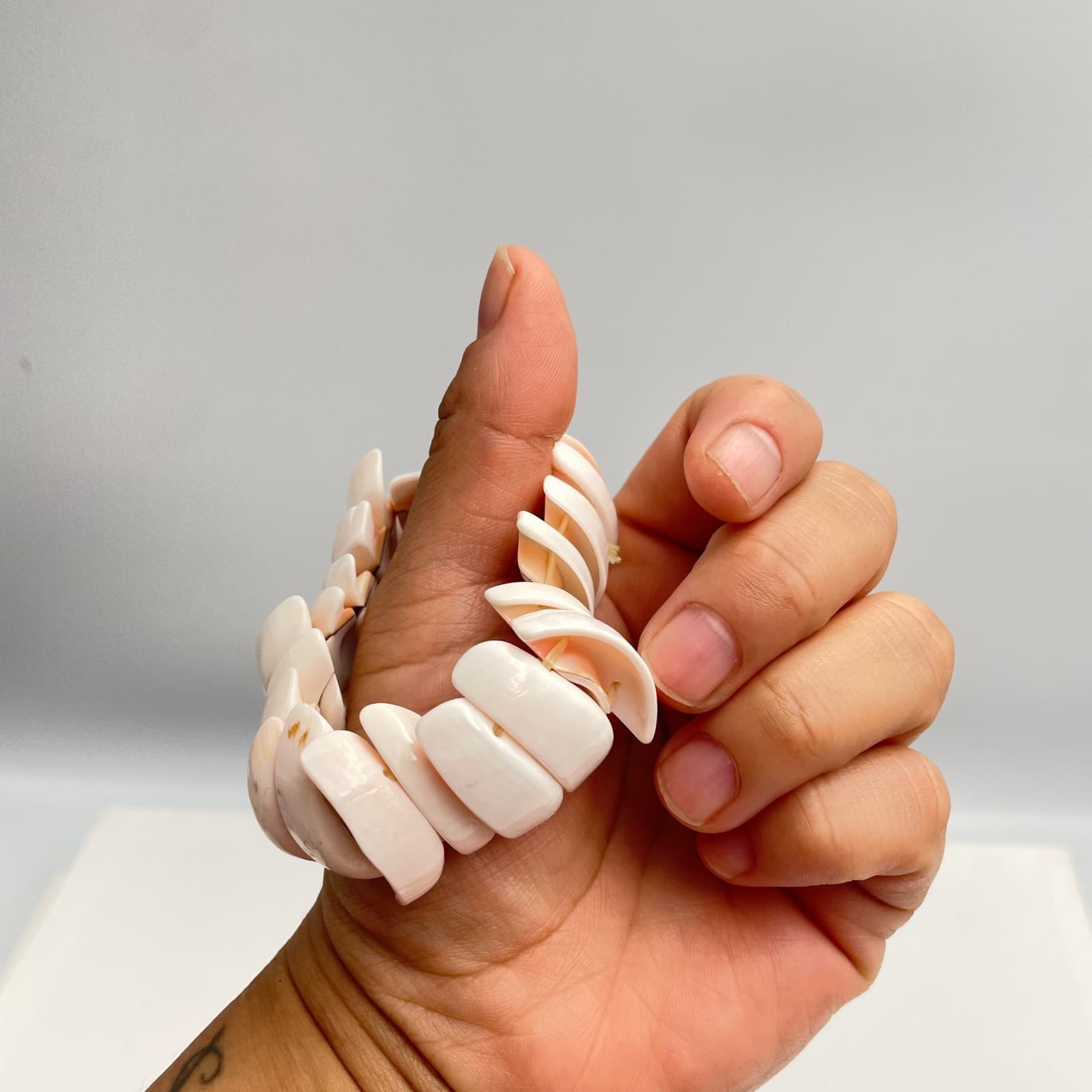 Vintage 90s White Shell Stretch Bracelet Boho Chunky Coastal Statement Jewelry - Thumbnail 9