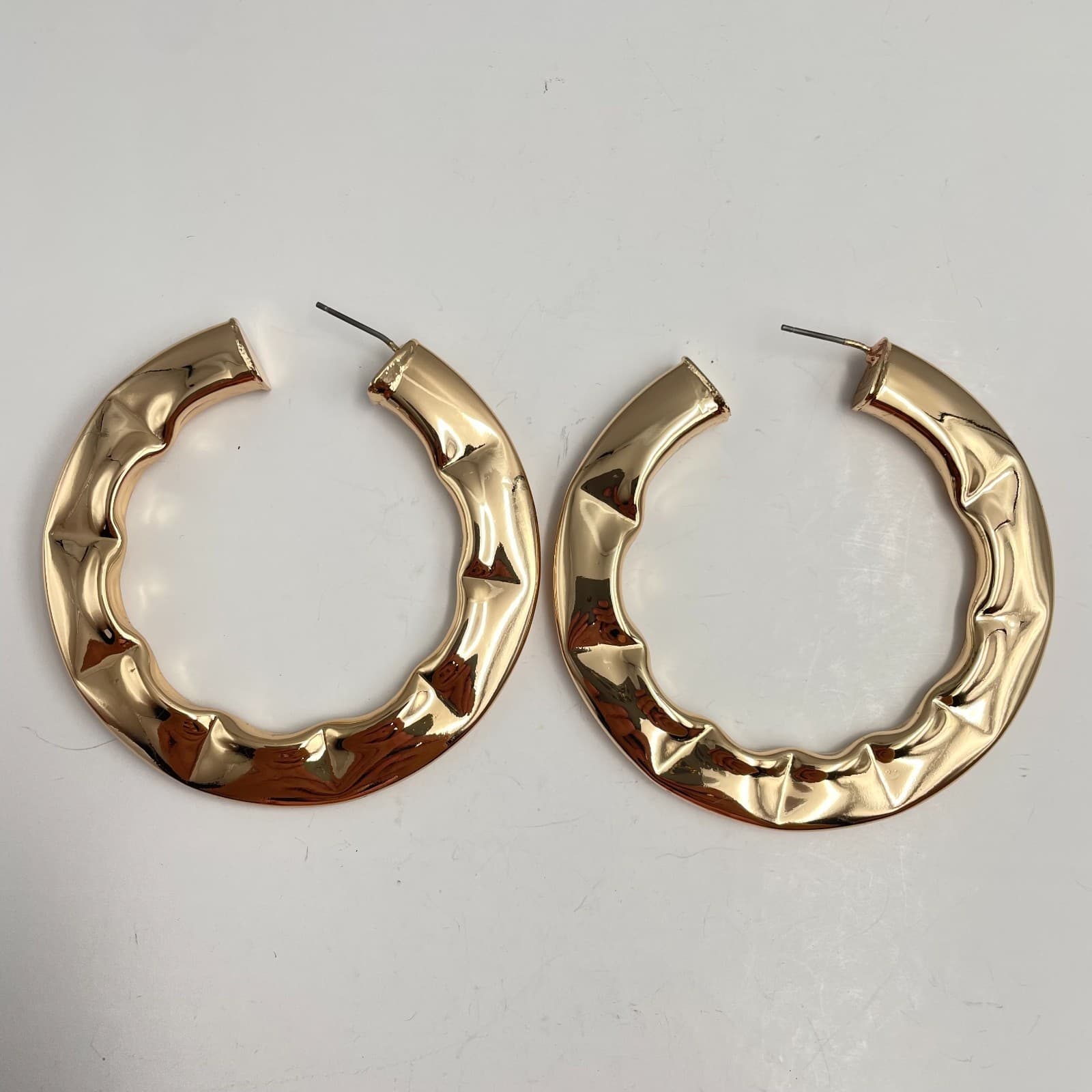 Vintage Y2K Chunky Gold Tone Hammered Hoop Earrings Statement Women's Jewelry - Image 1
