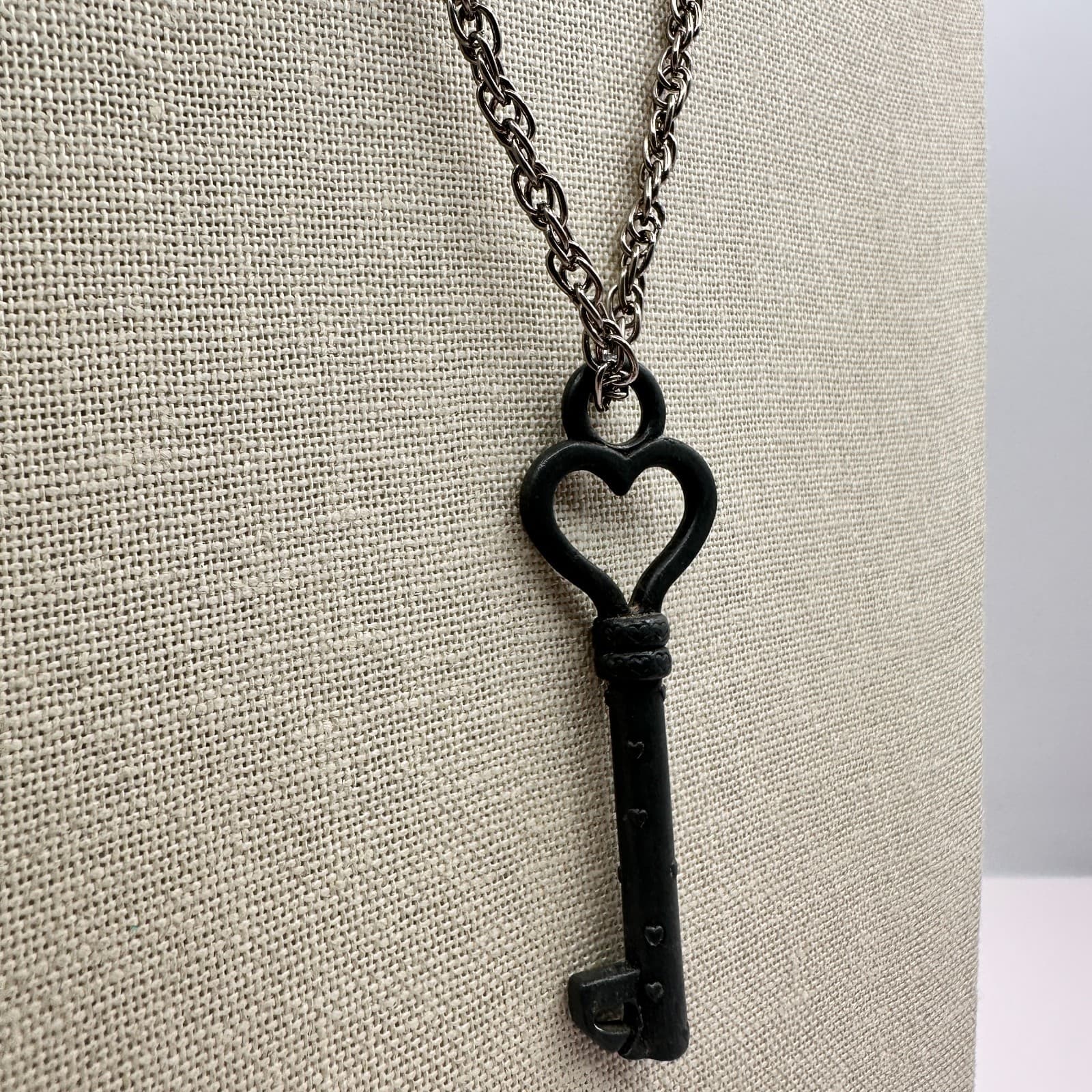 Vintage Y2K Silver Tone Heart Skeleton Key Pendant Necklace Women's Jewelry - Thumbnail 4