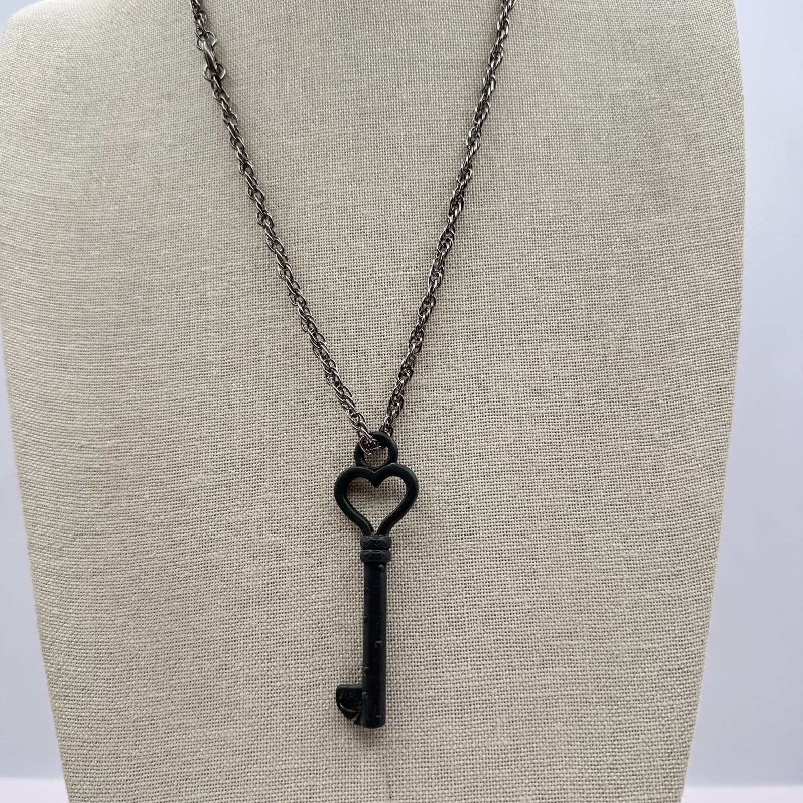 Vintage Y2K Silver Tone Heart Skeleton Key Pendant Necklace Women's Jewelry - Thumbnail 2