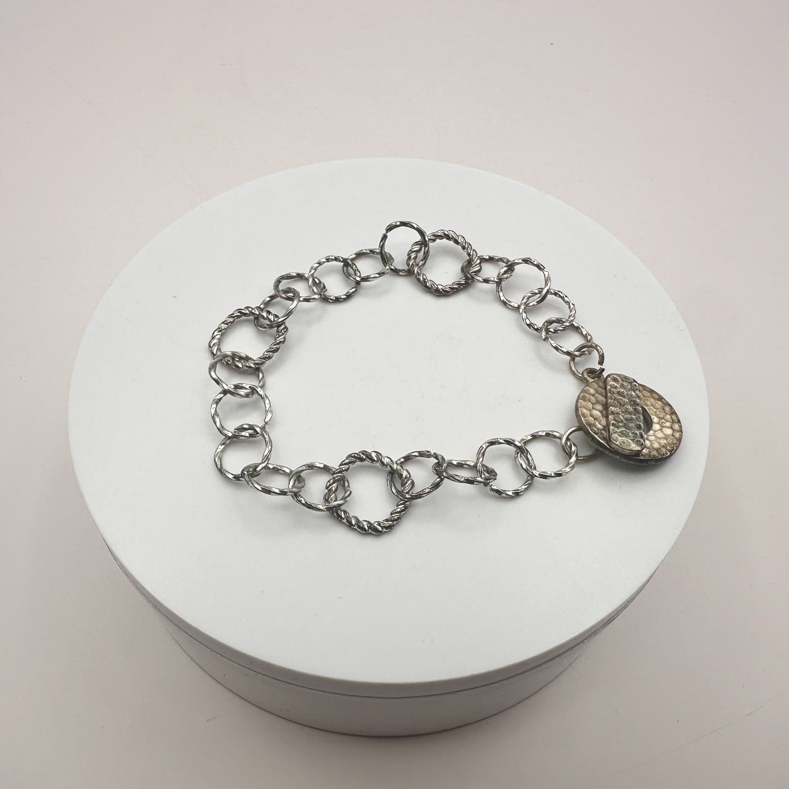 Vintage 80s Silver Tone Hammered Disc Toggle Link Bracelet Boho Texture Jewelry - Thumbnail 4