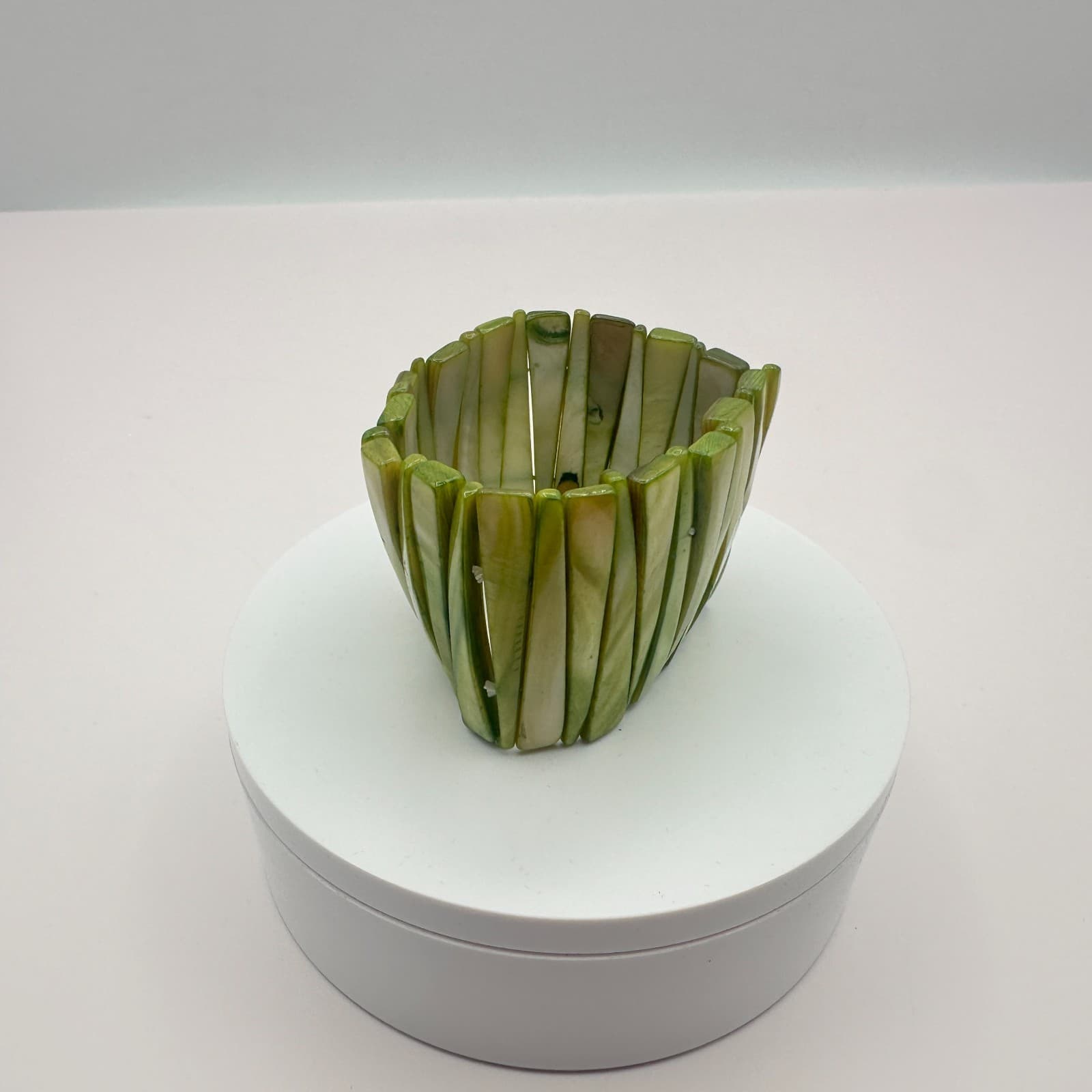 Vintage Y2K Green Mother of Pearl Shell Stretch Cuff Bracelet Women's Jewelry - Thumbnail 5