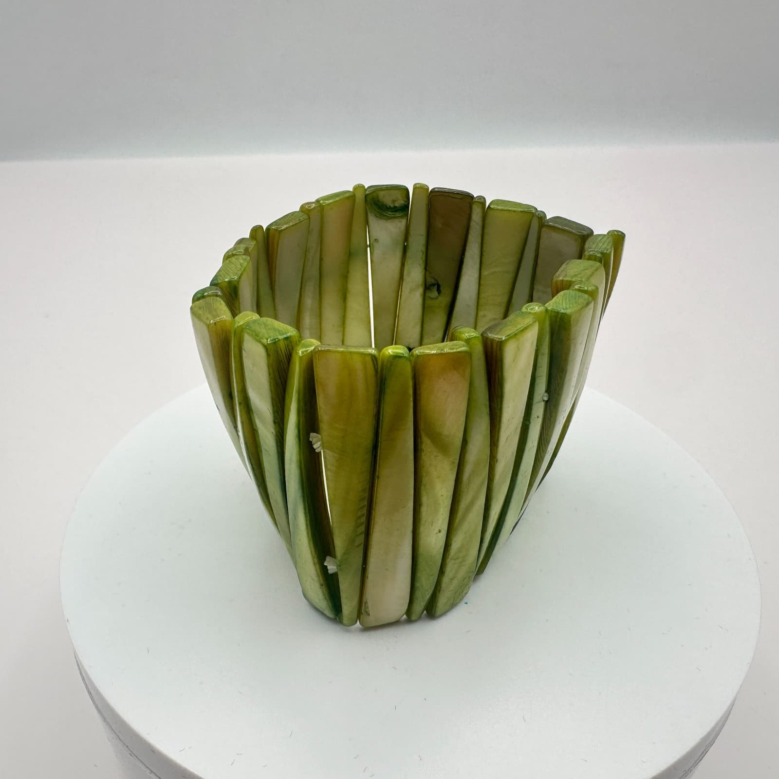 Vintage Y2K Green Mother of Pearl Shell Stretch Cuff Bracelet Women's Jewelry - Thumbnail 2