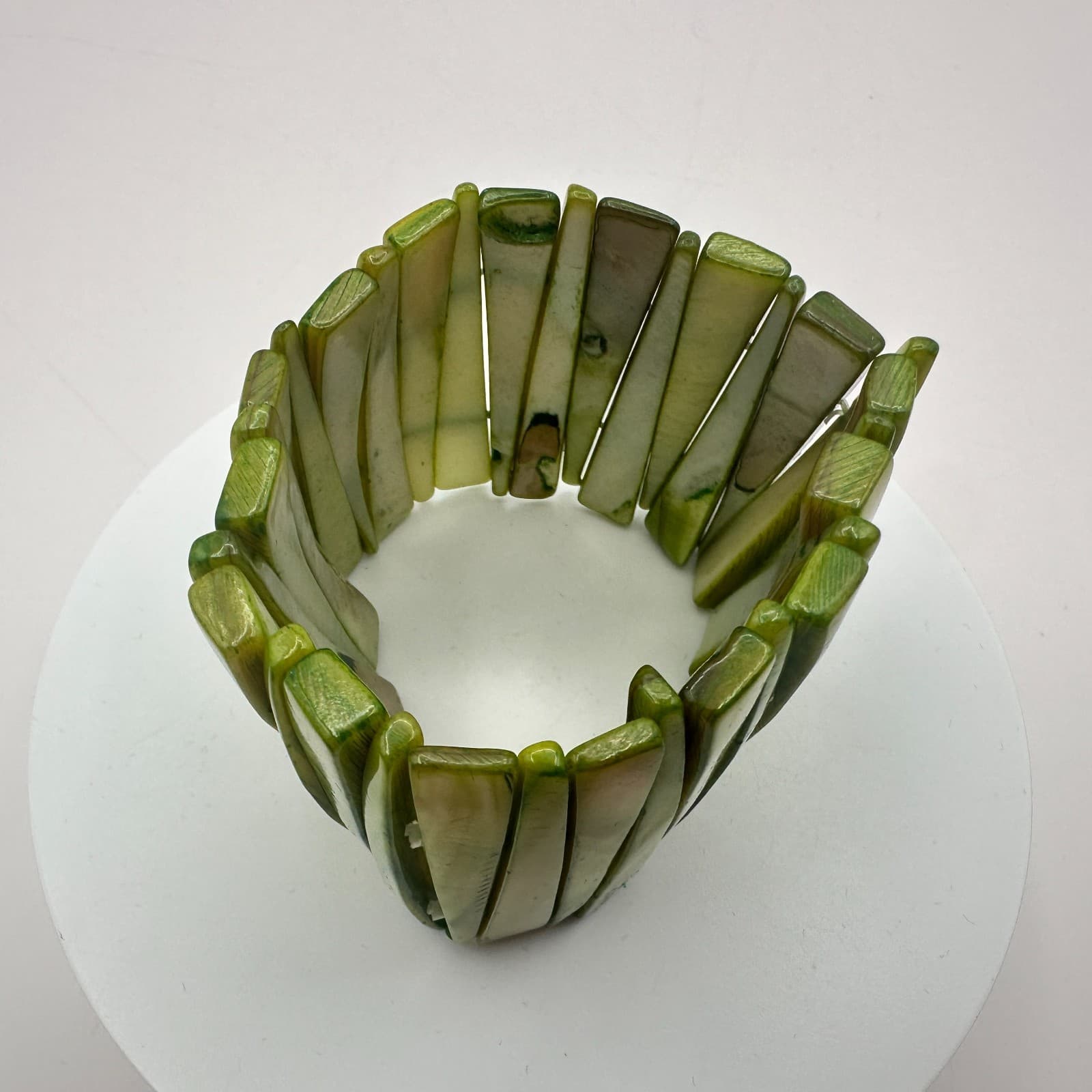 Vintage Y2K Green Mother of Pearl Shell Stretch Cuff Bracelet Women's Jewelry - Thumbnail 3