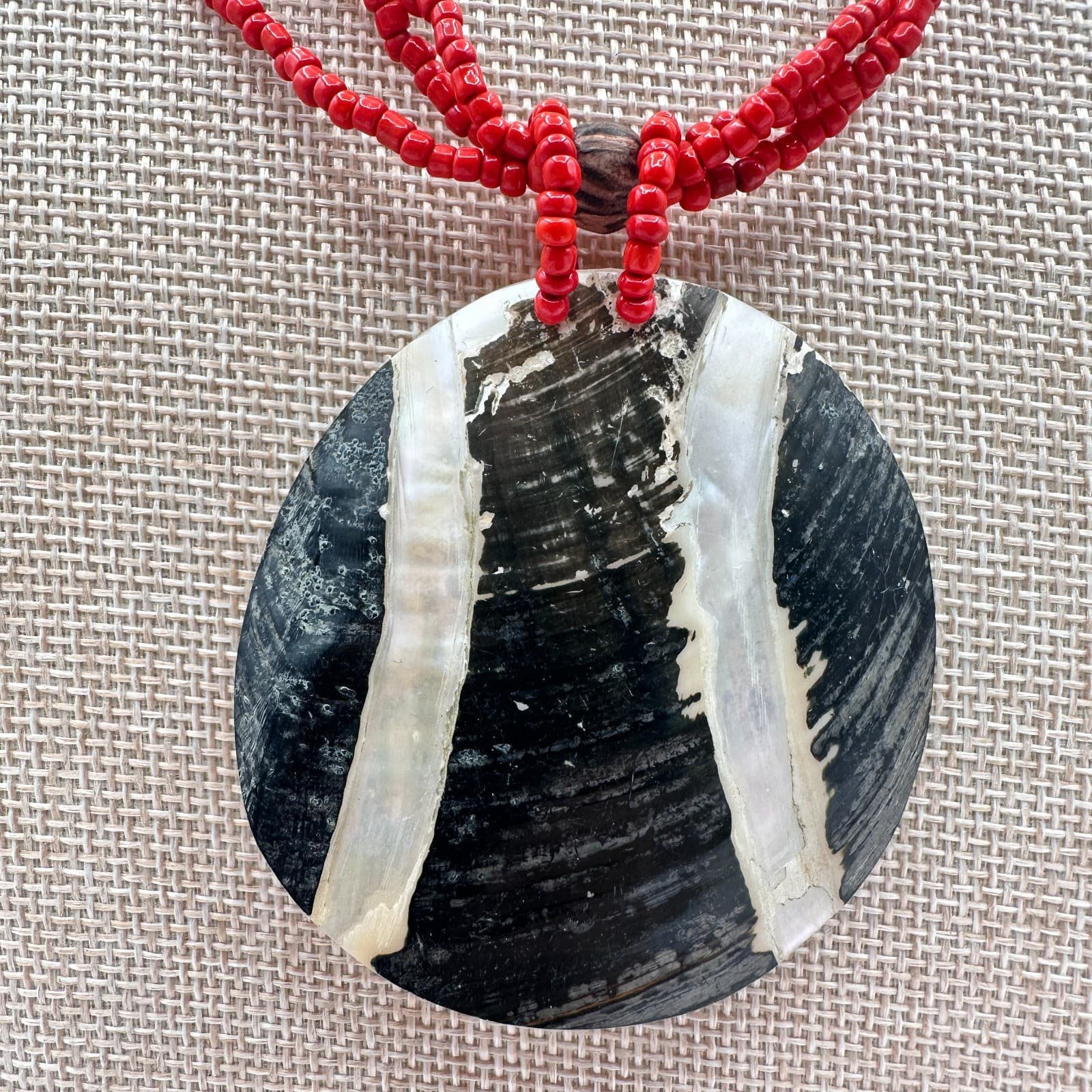 Vintage 90s Red Multi-Strand Beaded Black Round Shell Pendant Necklace Jewelry - Thumbnail 3