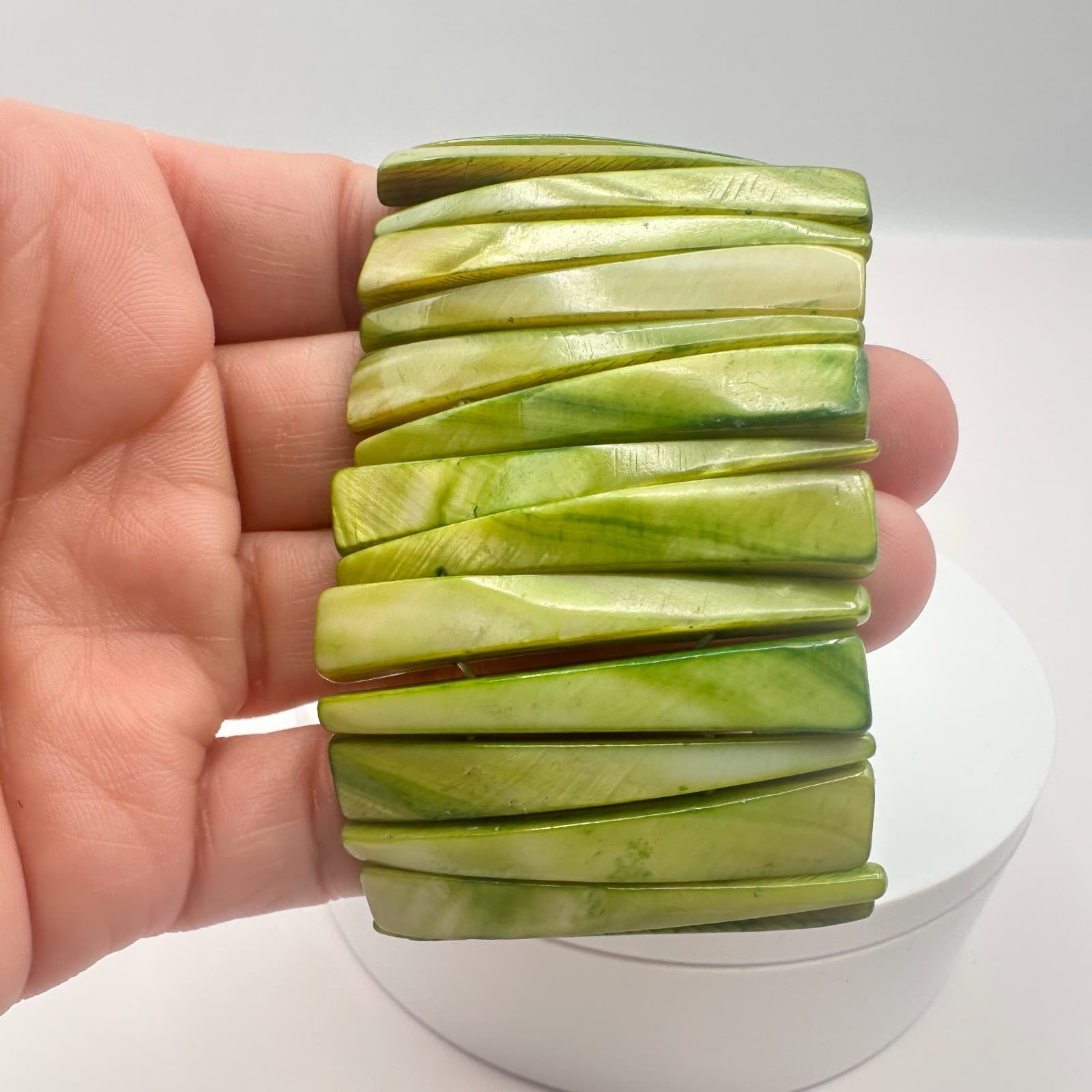 Vintage Y2K Green Mother of Pearl Shell Stretch Cuff Bracelet Women's Jewelry - Thumbnail 6