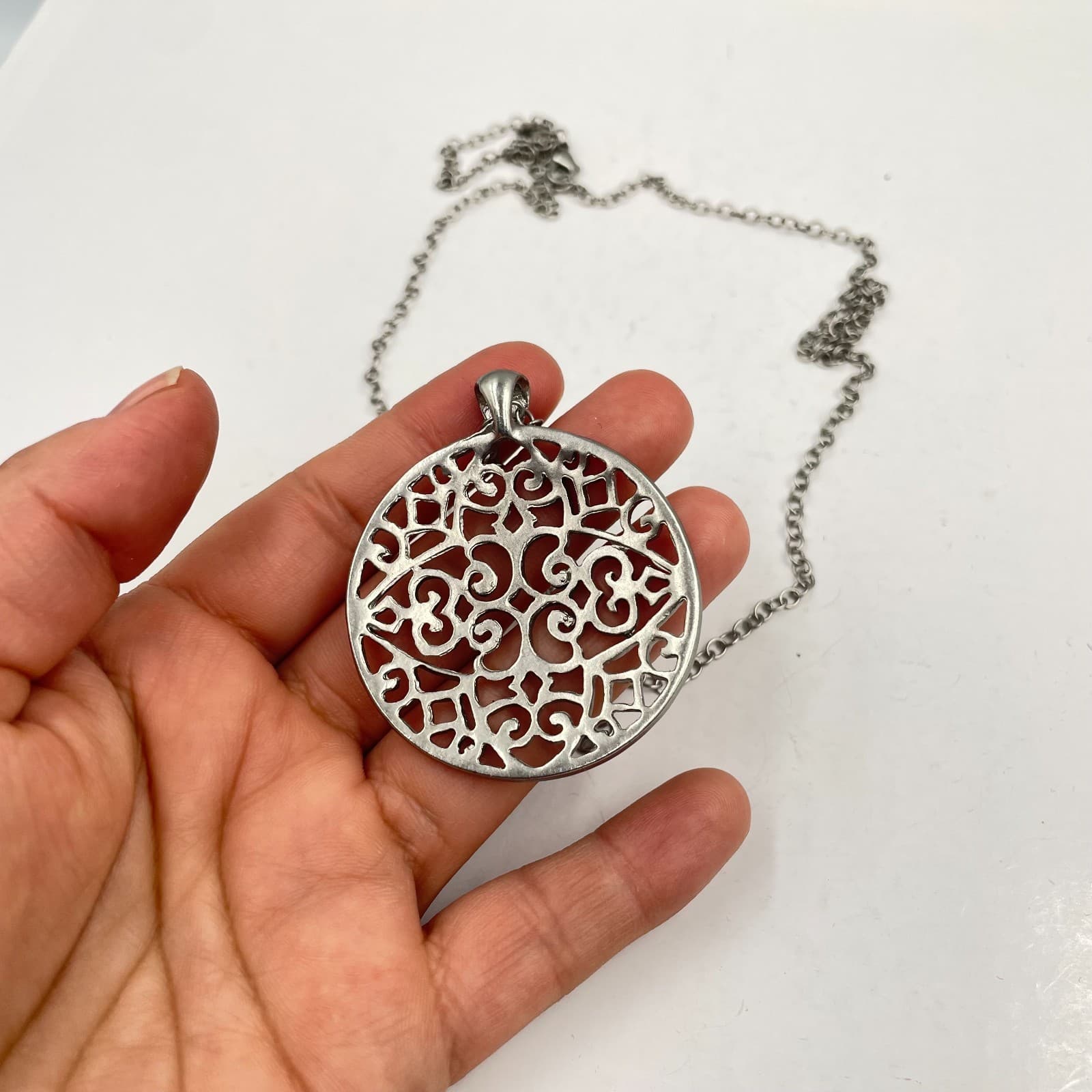 Vtg American Eagle Outfitters Silver Filigree Medallion Long Pendant Necklace - Thumbnail 2