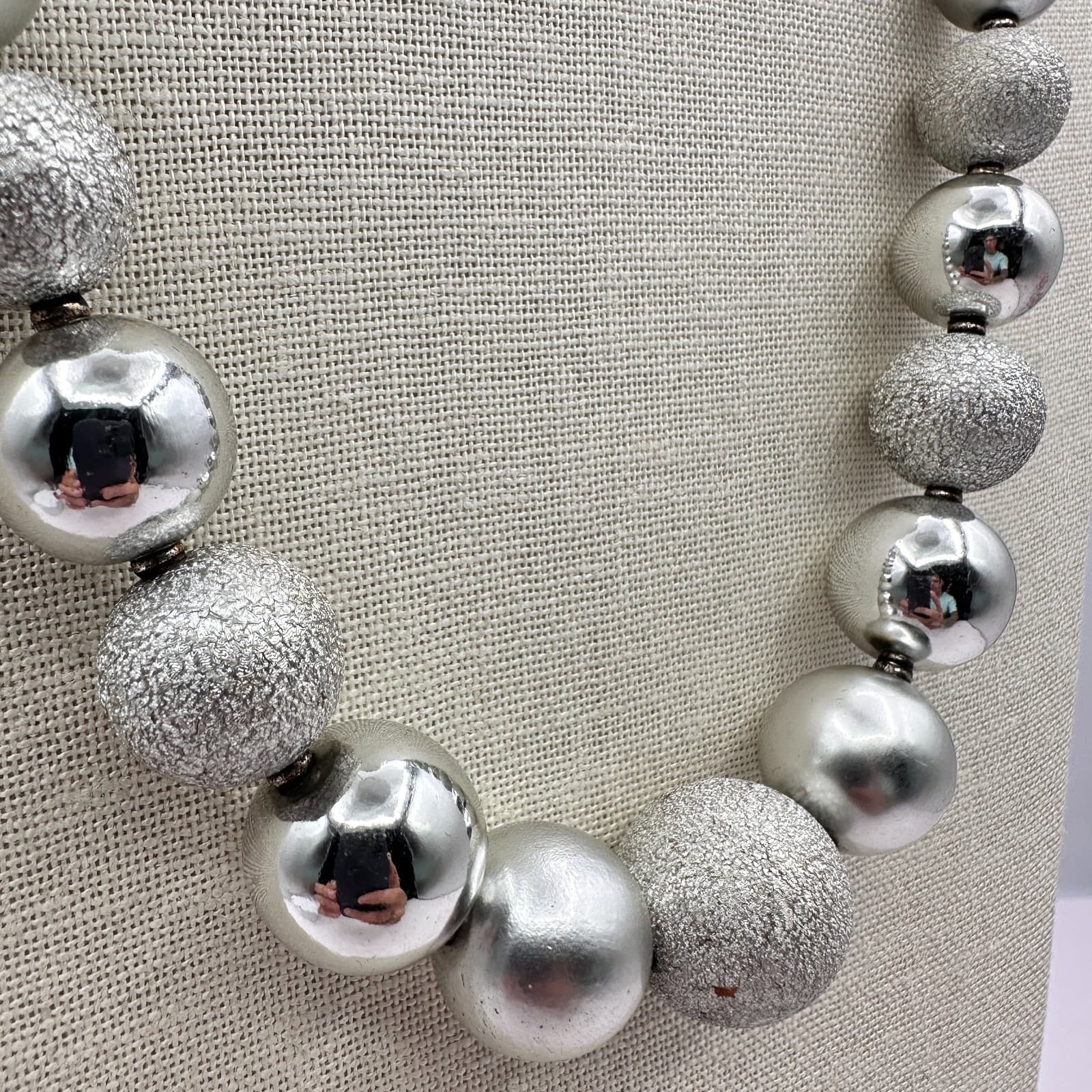 Vintage 80s Silver Tone Textured Bead Statement Necklace Retro Fashion Jewelry - Thumbnail 4