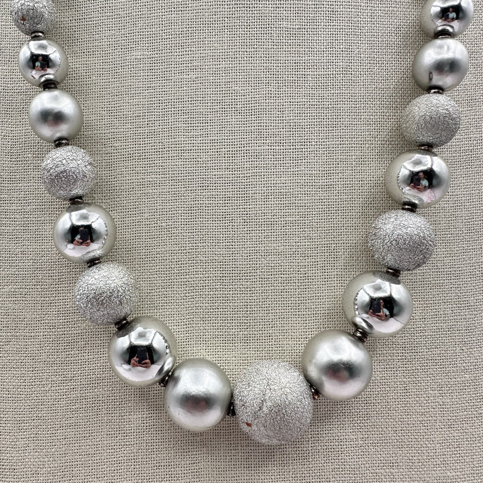 Vintage 80s Silver Tone Textured Bead Statement Necklace Retro Fashion Jewelry - Thumbnail 3