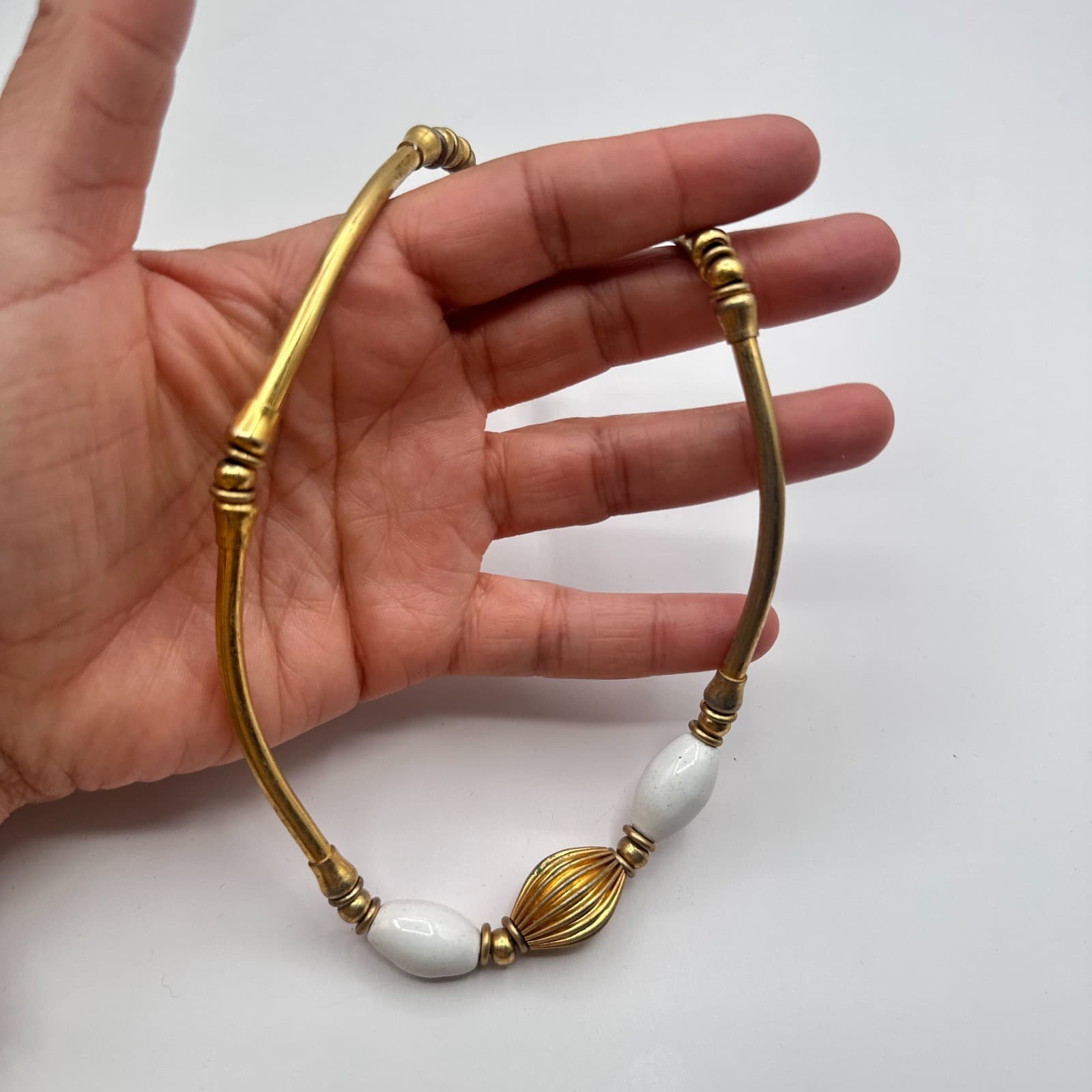 VTG 80s Gold Tone Collar Necklace White Glass Bead Ribbed Torque Choker Jewelry - Thumbnail 7