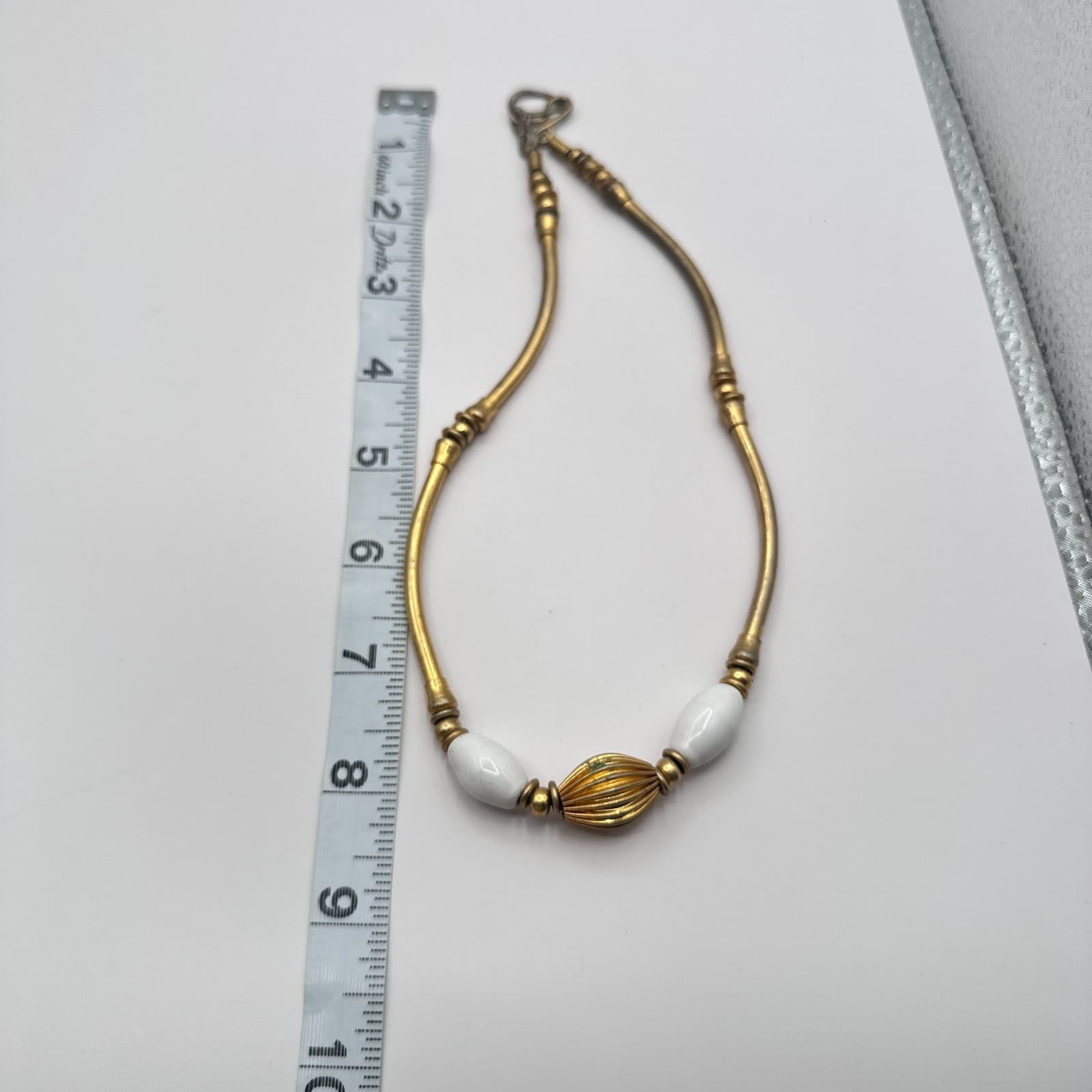 VTG 80s Gold Tone Collar Necklace White Glass Bead Ribbed Torque Choker Jewelry - Thumbnail 8