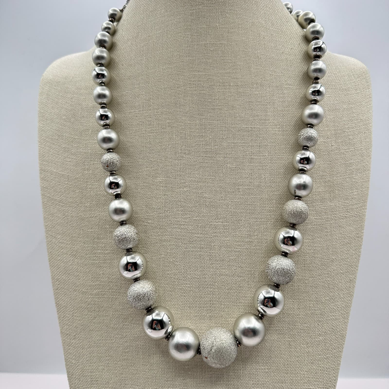 Vintage 80s Silver Tone Textured Bead Statement Necklace Retro Fashion Jewelry - Thumbnail 8