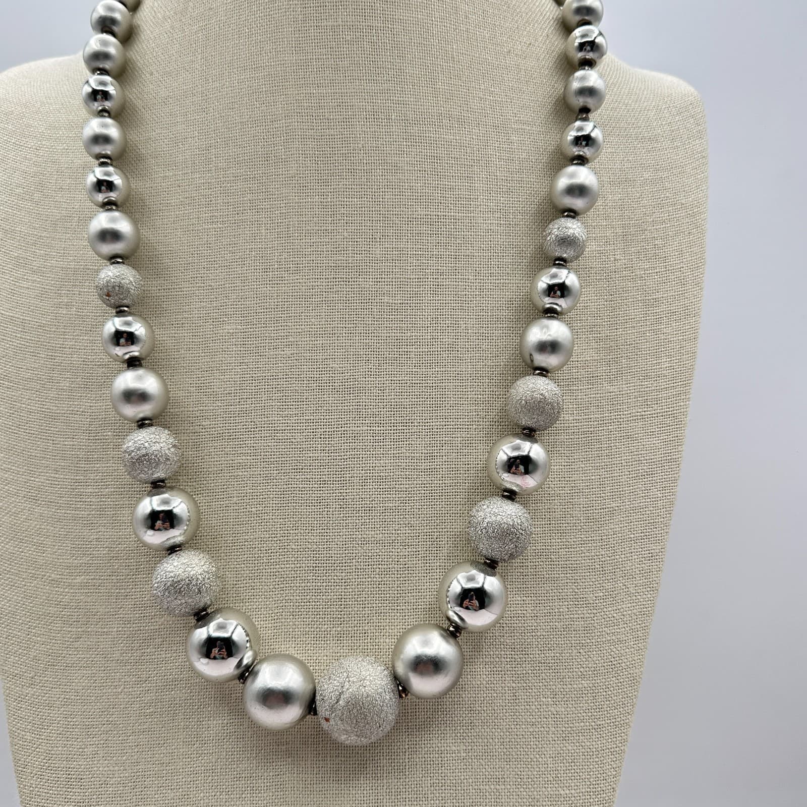 Vintage 80s Silver Tone Textured Bead Statement Necklace Retro Fashion Jewelry - Thumbnail 2