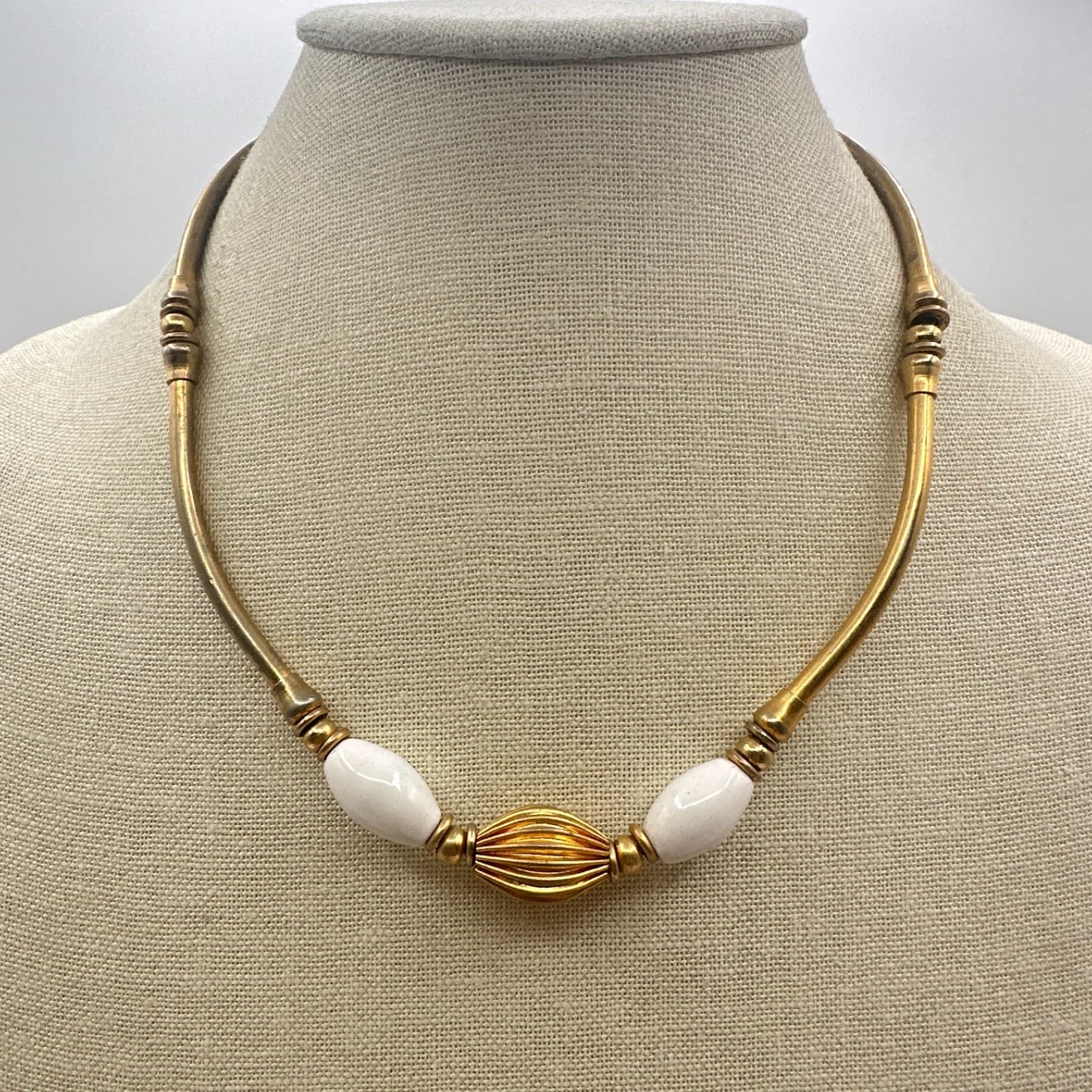 VTG 80s Gold Tone Collar Necklace White Glass Bead Ribbed Torque Choker Jewelry - Thumbnail 5