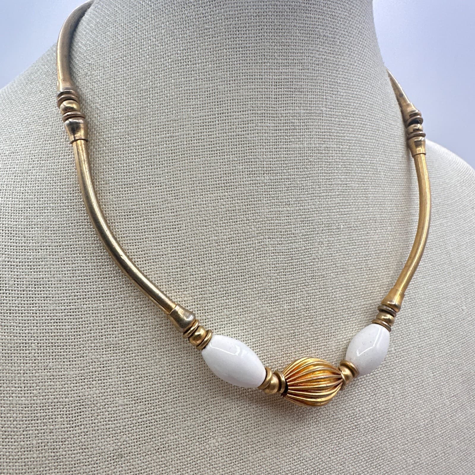 VTG 80s Gold Tone Collar Necklace White Glass Bead Ribbed Torque Choker Jewelry - Thumbnail 4