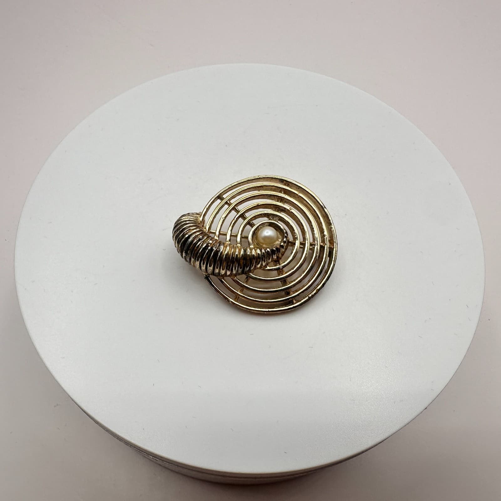 Vintage 60s Gold Tone Spiral Brooch Faux Pearl Accent Ribbed Accessory Jewelry - Thumbnail 2