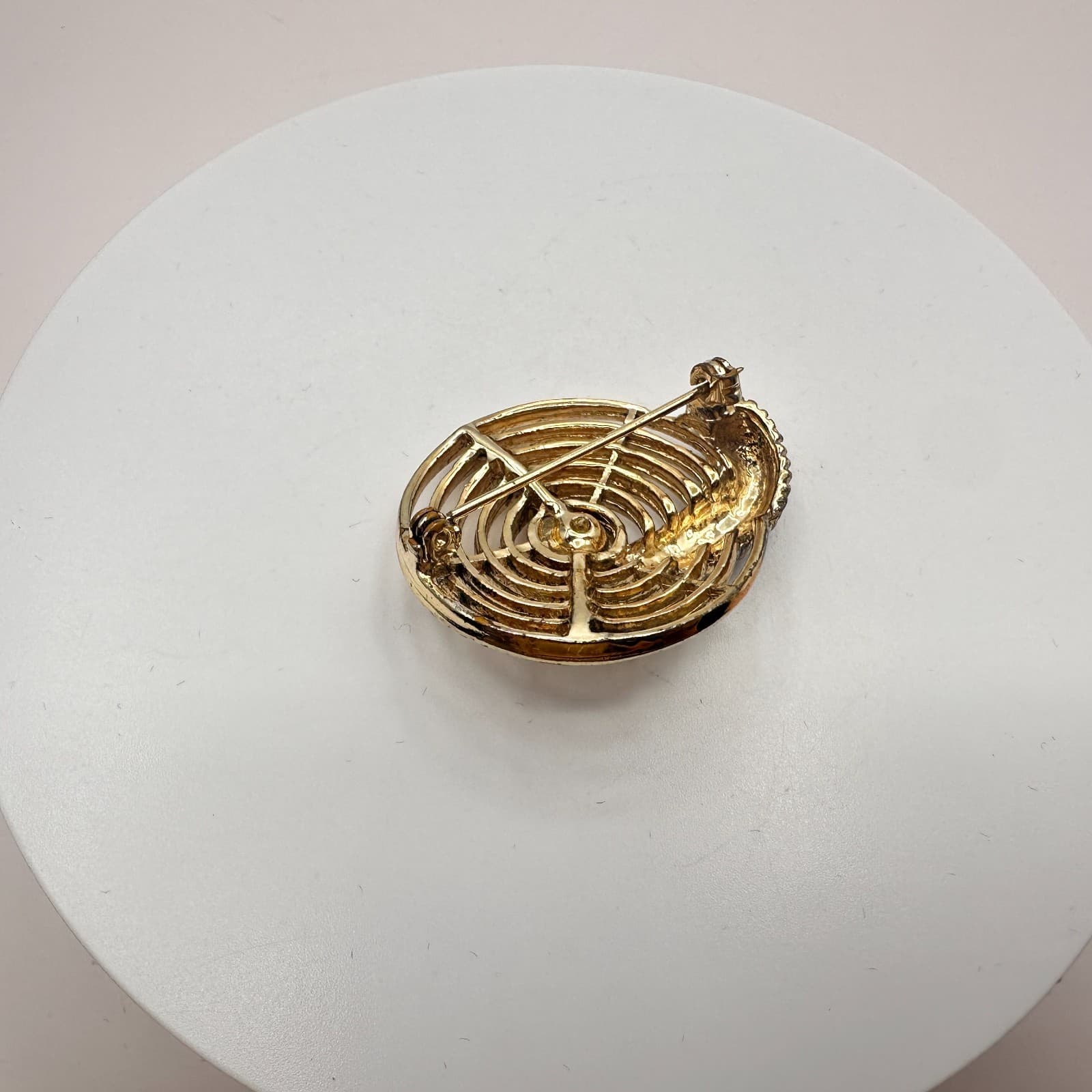 Vintage 60s Gold Tone Spiral Brooch Faux Pearl Accent Ribbed Accessory Jewelry - Thumbnail 6