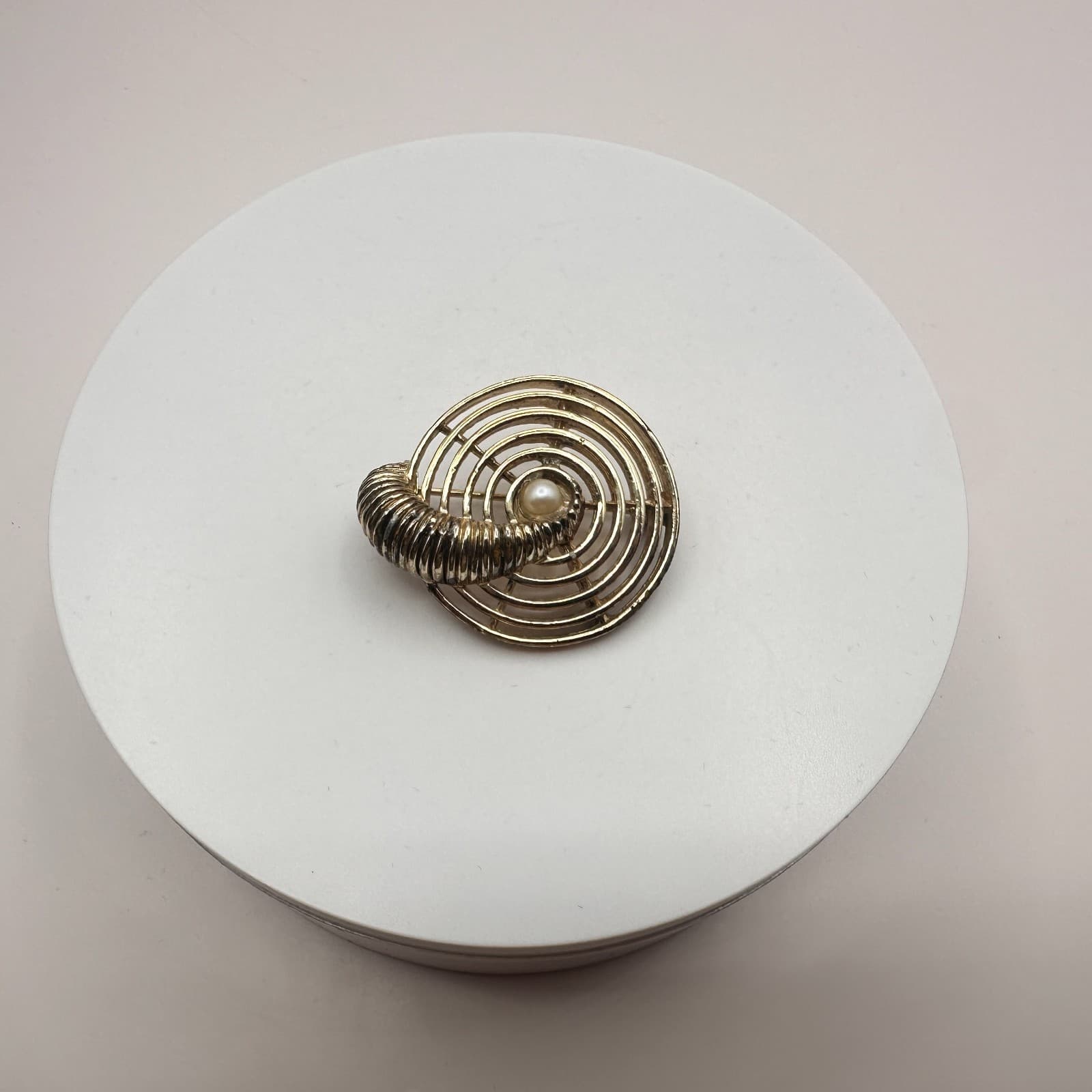 Vintage 60s Gold Tone Spiral Brooch Faux Pearl Accent Ribbed Accessory Jewelry - Thumbnail 5