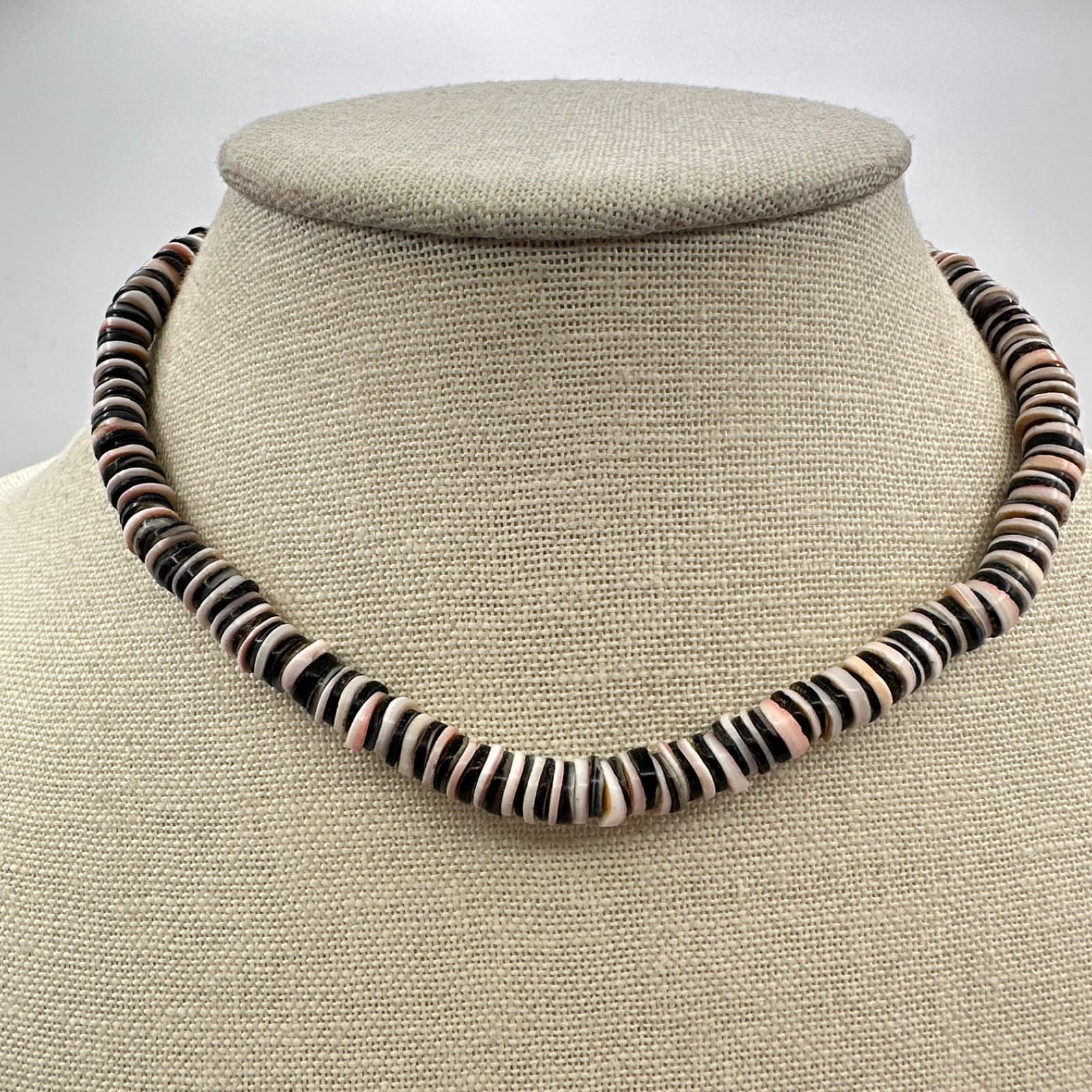 Vintage 70s Heishe Shell Necklace Choker Boho Tribal Fashion Women's Jewelry - Image 1