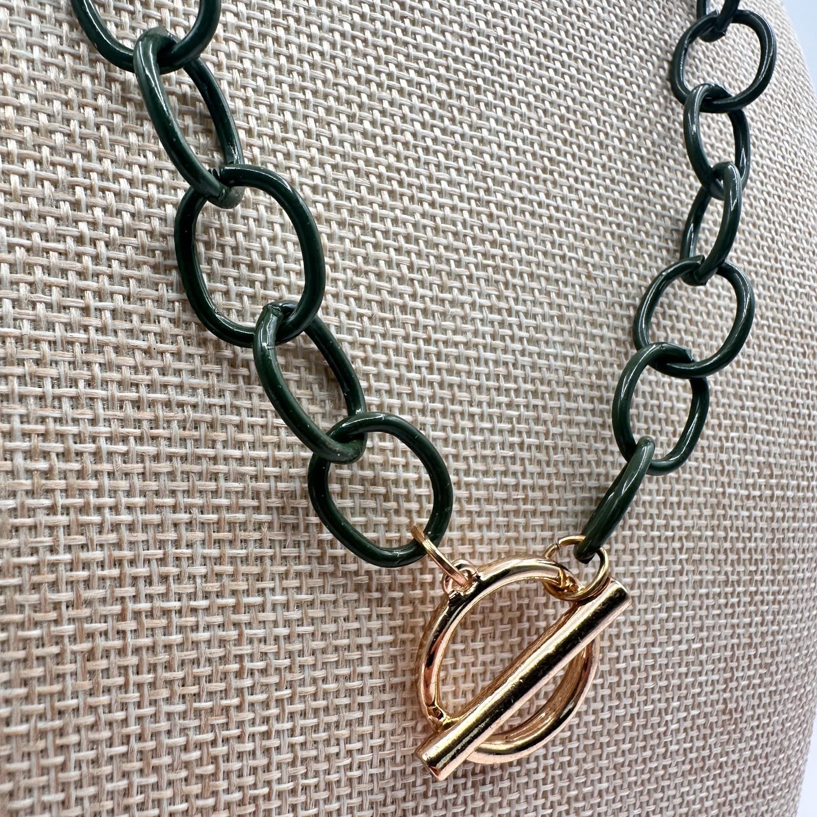 Vintage Y2K Green Oval Link Chain Toggle Clasp Necklace Gold Tone Jewelry - Thumbnail 4