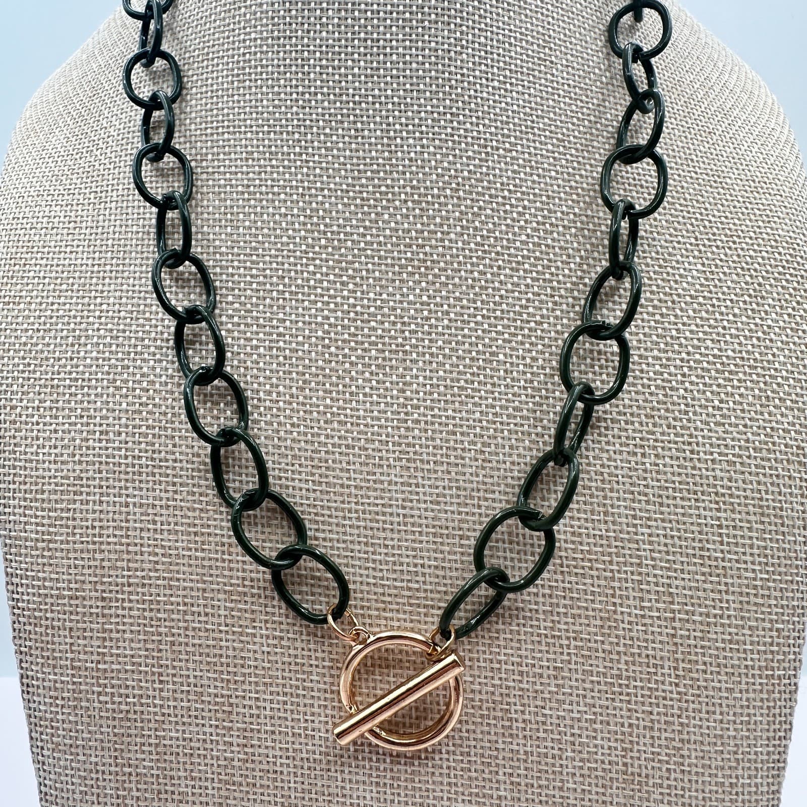 Vintage Y2K Green Oval Link Chain Toggle Clasp Necklace Gold Tone Jewelry - Thumbnail 2