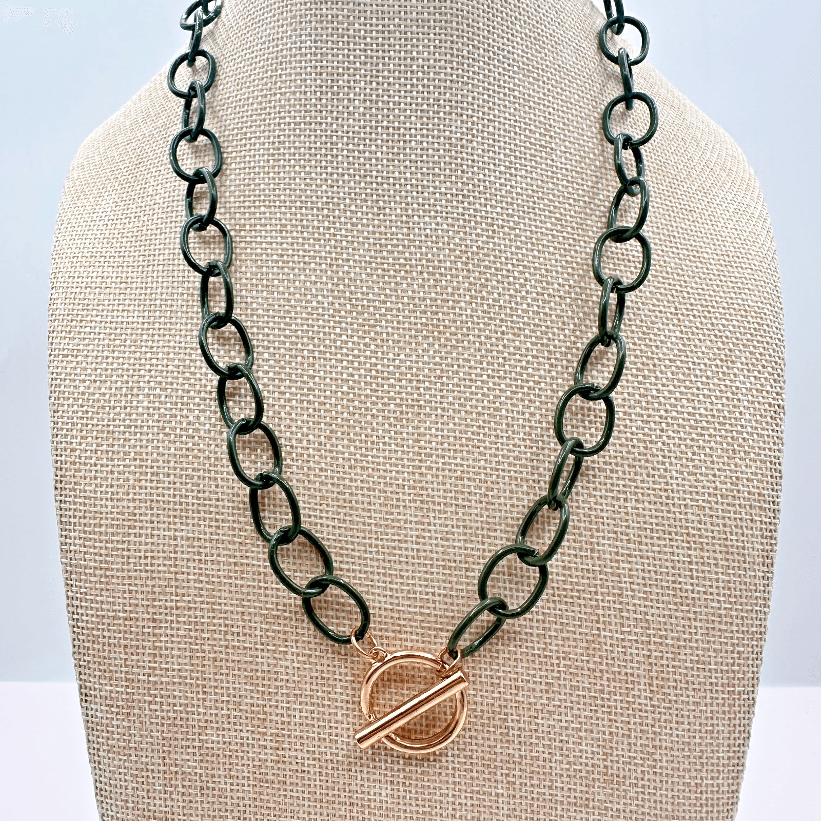 Vintage Y2K Green Oval Link Chain Toggle Clasp Necklace Gold Tone Jewelry - Image 1