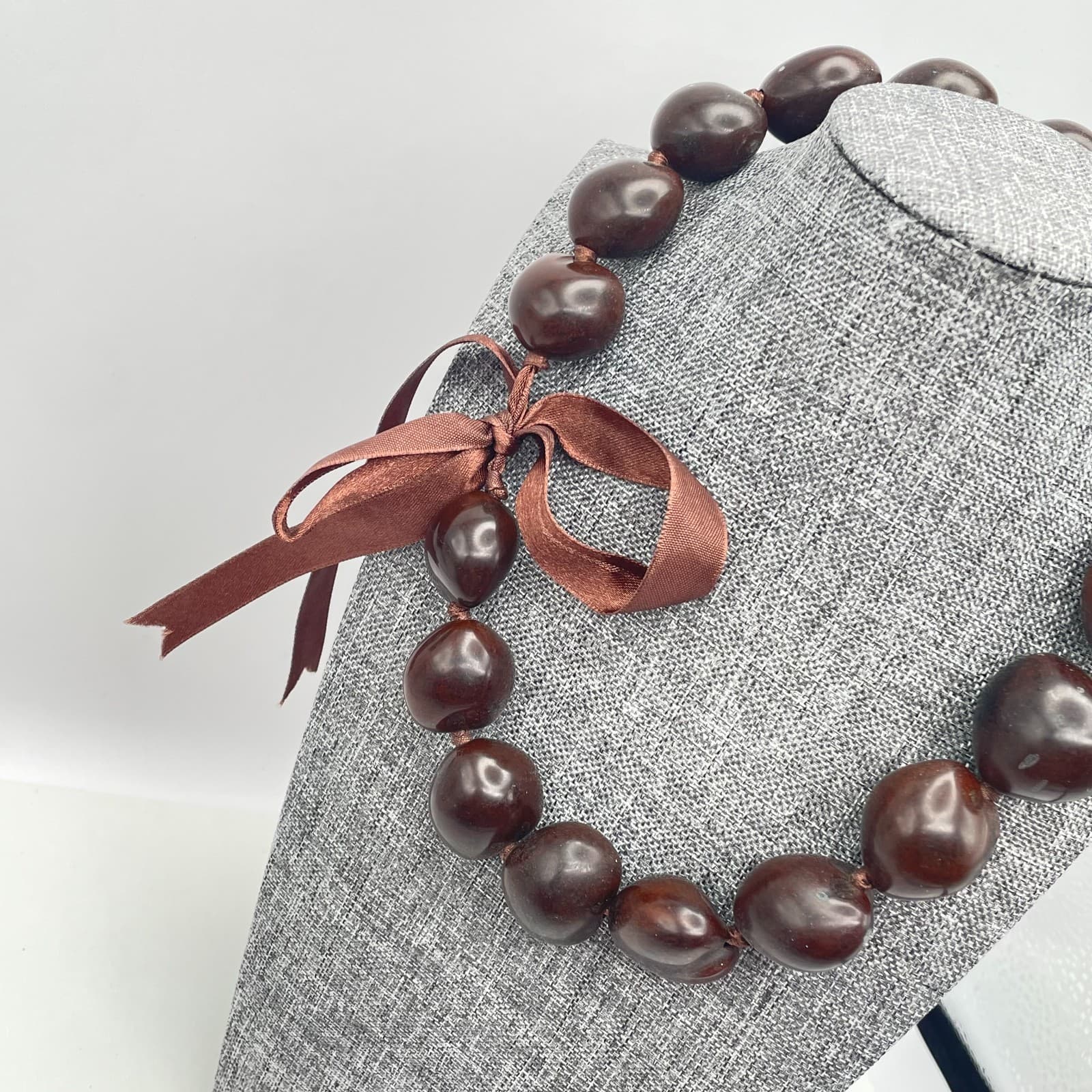 Vintage 90s Hawaiian Polished Kukui Nut Lei Necklace Brown Ribbon Accent Jewelry - Thumbnail 3