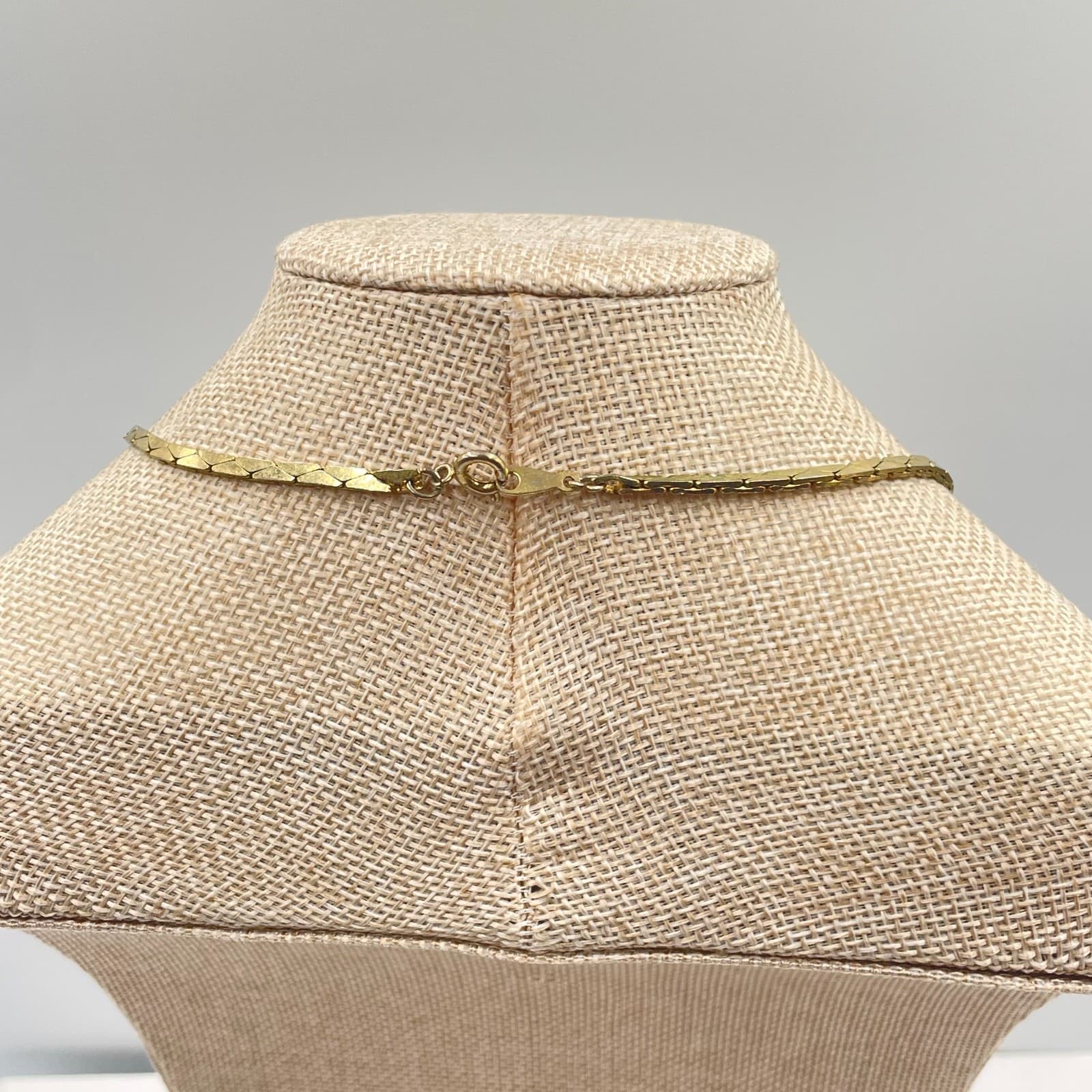 VTG Two-Tone Classic Omega Chain Mesh Circle Cyrah Pendant Push Lock Necklace - Thumbnail 8