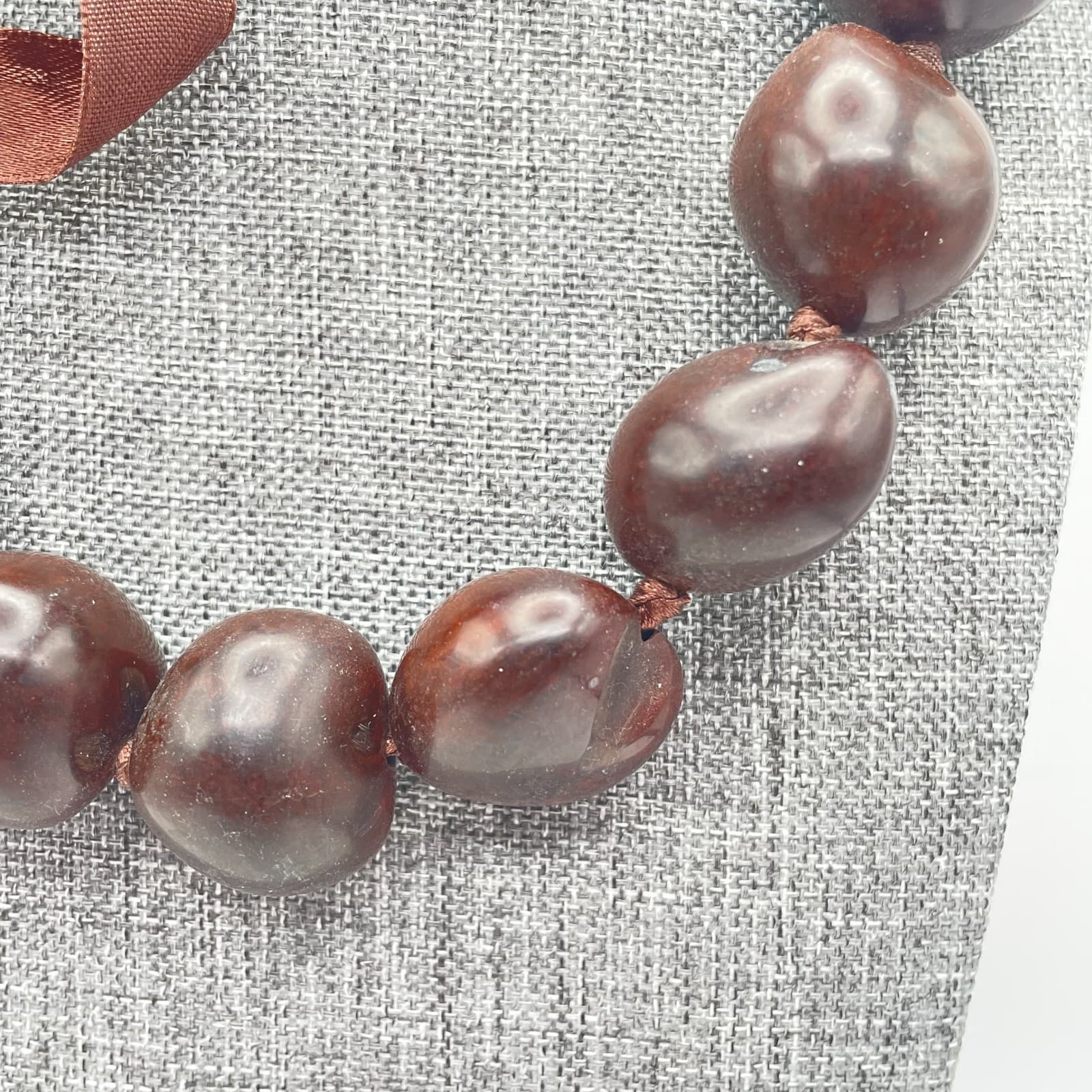 Vintage 90s Hawaiian Polished Kukui Nut Lei Necklace Brown Ribbon Accent Jewelry - Thumbnail 5