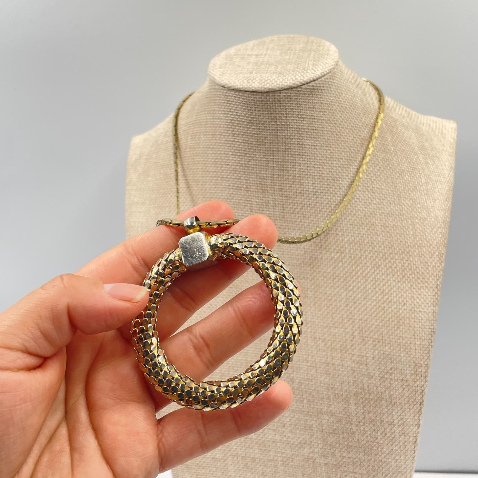 VTG Two-Tone Classic Omega Chain Mesh Circle Cyrah Pendant Push Lock Necklace - Thumbnail 5