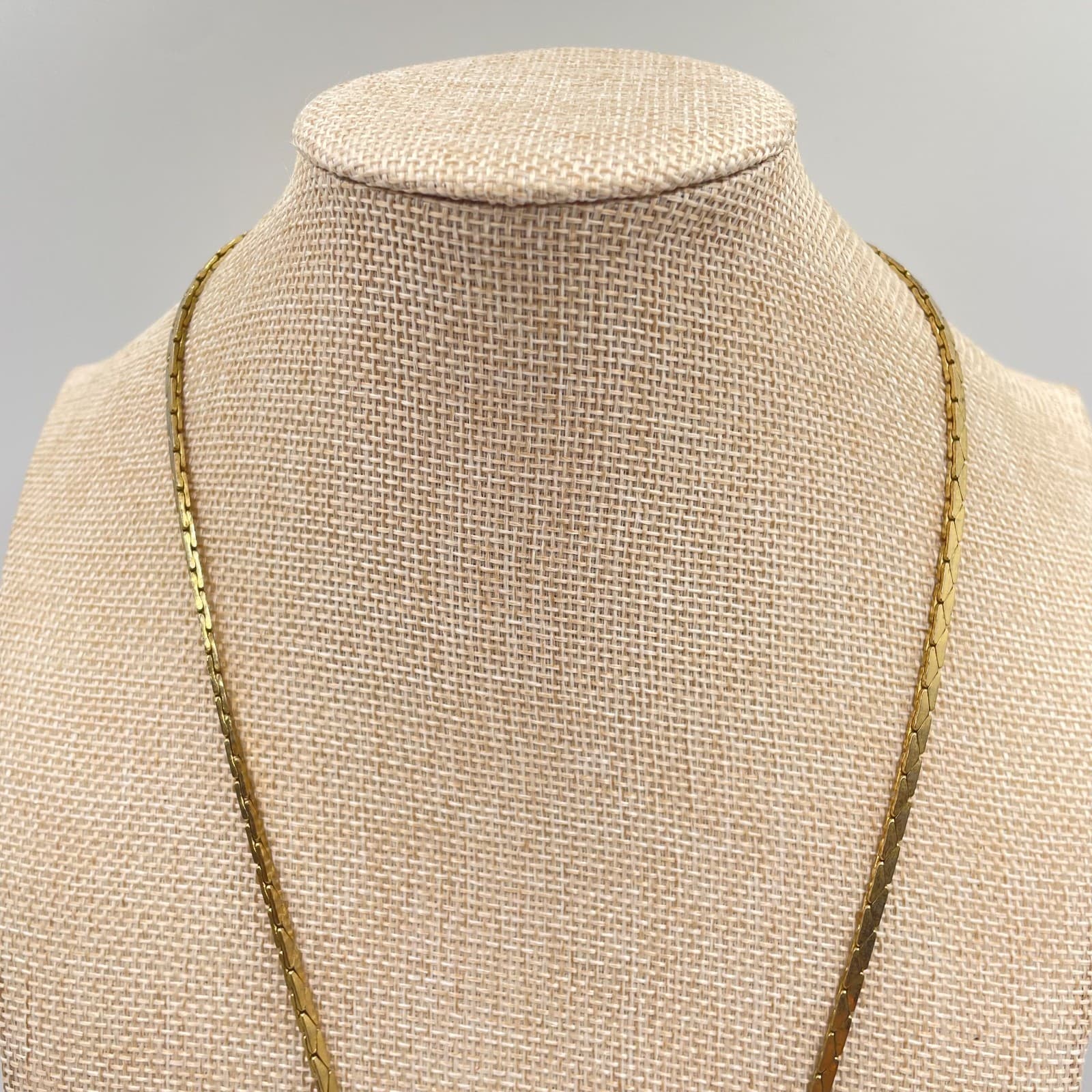 VTG Two-Tone Classic Omega Chain Mesh Circle Cyrah Pendant Push Lock Necklace - Thumbnail 2