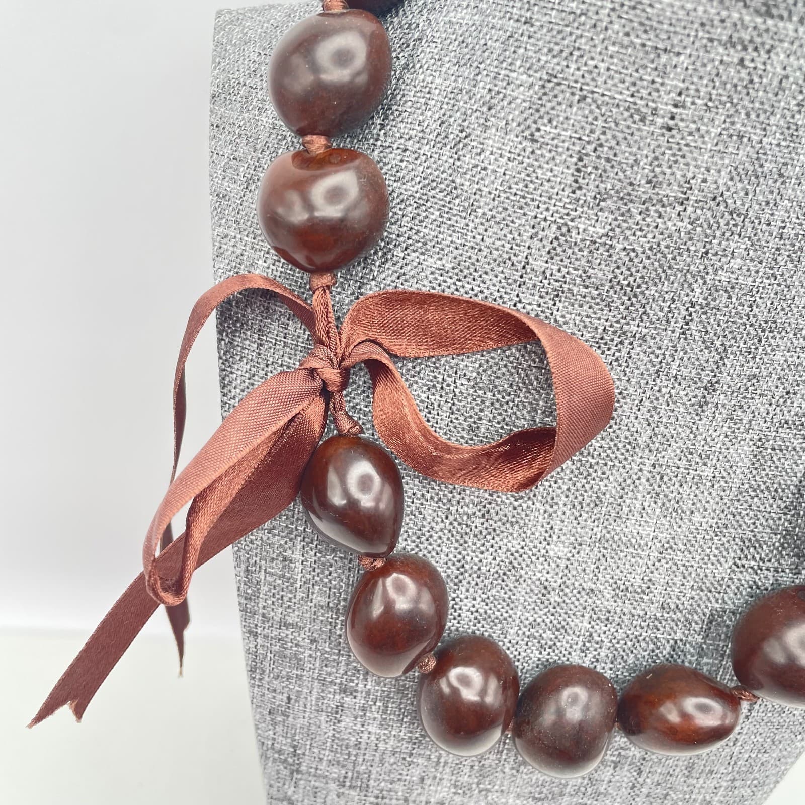Vintage 90s Hawaiian Polished Kukui Nut Lei Necklace Brown Ribbon Accent Jewelry - Thumbnail 4