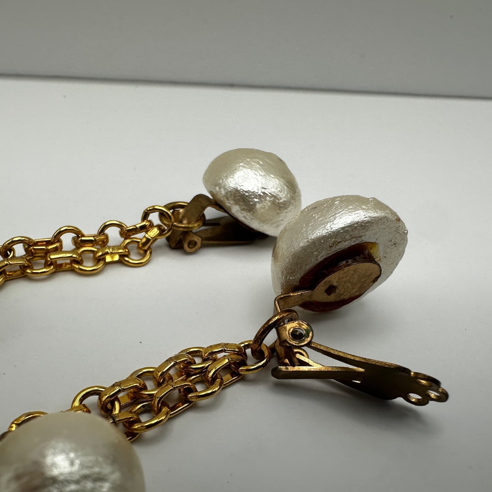 Vintage 90s Faux Pearl Dangle Clip On Earrings Gold Tone Chain Statement Jewelry - Thumbnail 4