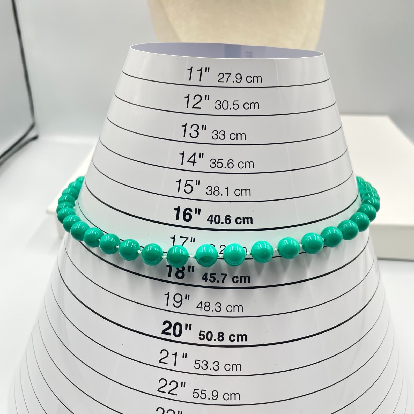 Vintage 1950s Graduated Green Classic Hand-Knotted Beaded Push Lock Necklace - Thumbnail 6