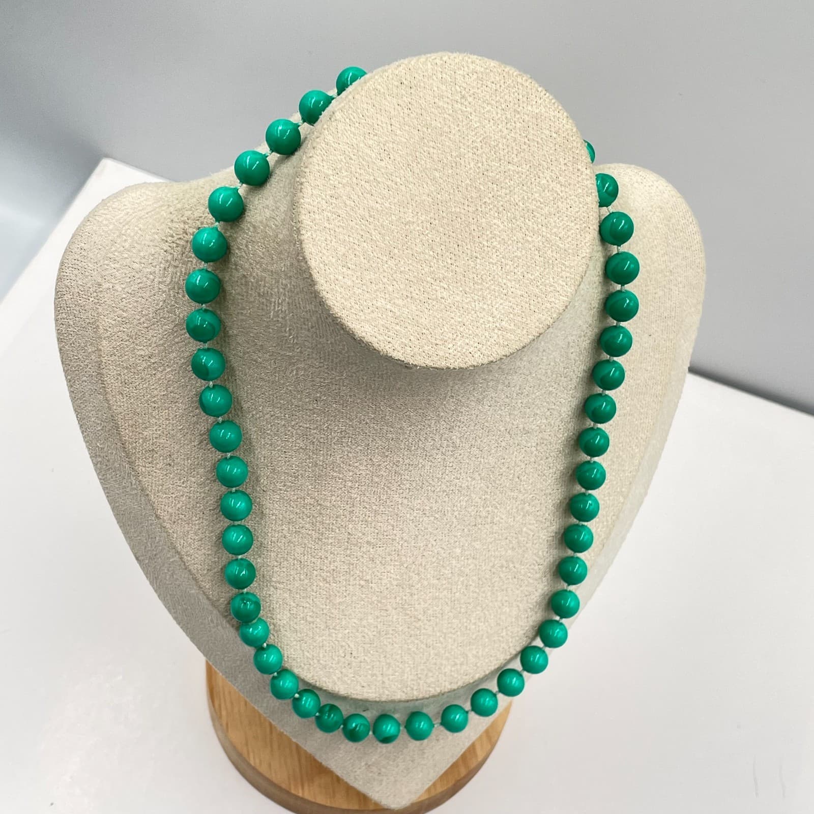 Vintage 1950s Graduated Green Classic Hand-Knotted Beaded Push Lock Necklace - Thumbnail 4