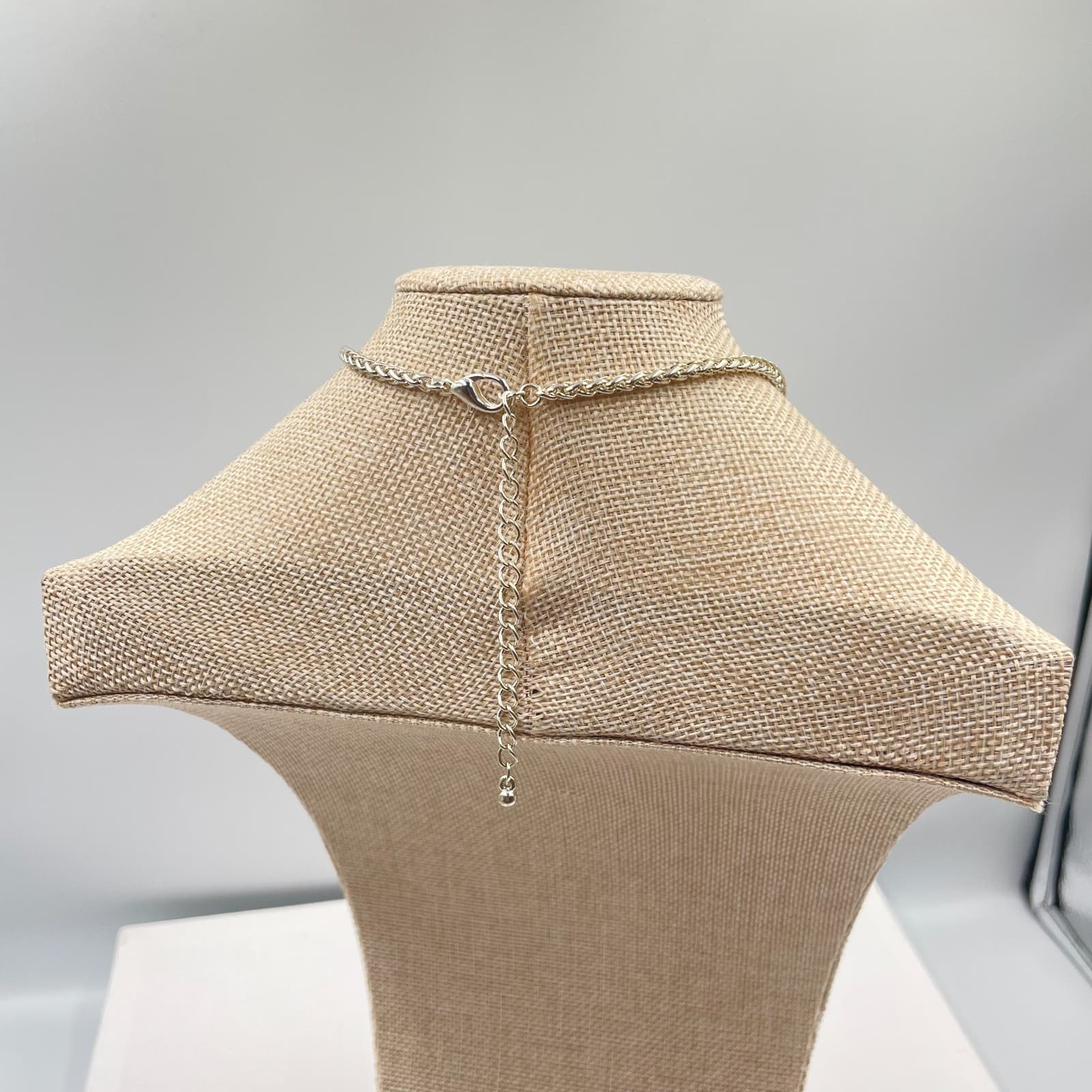 Silver-Tone Wheat Chain Glitter Resin Inlay Quatrefoil Pendant Lobster Necklace - Thumbnail 8