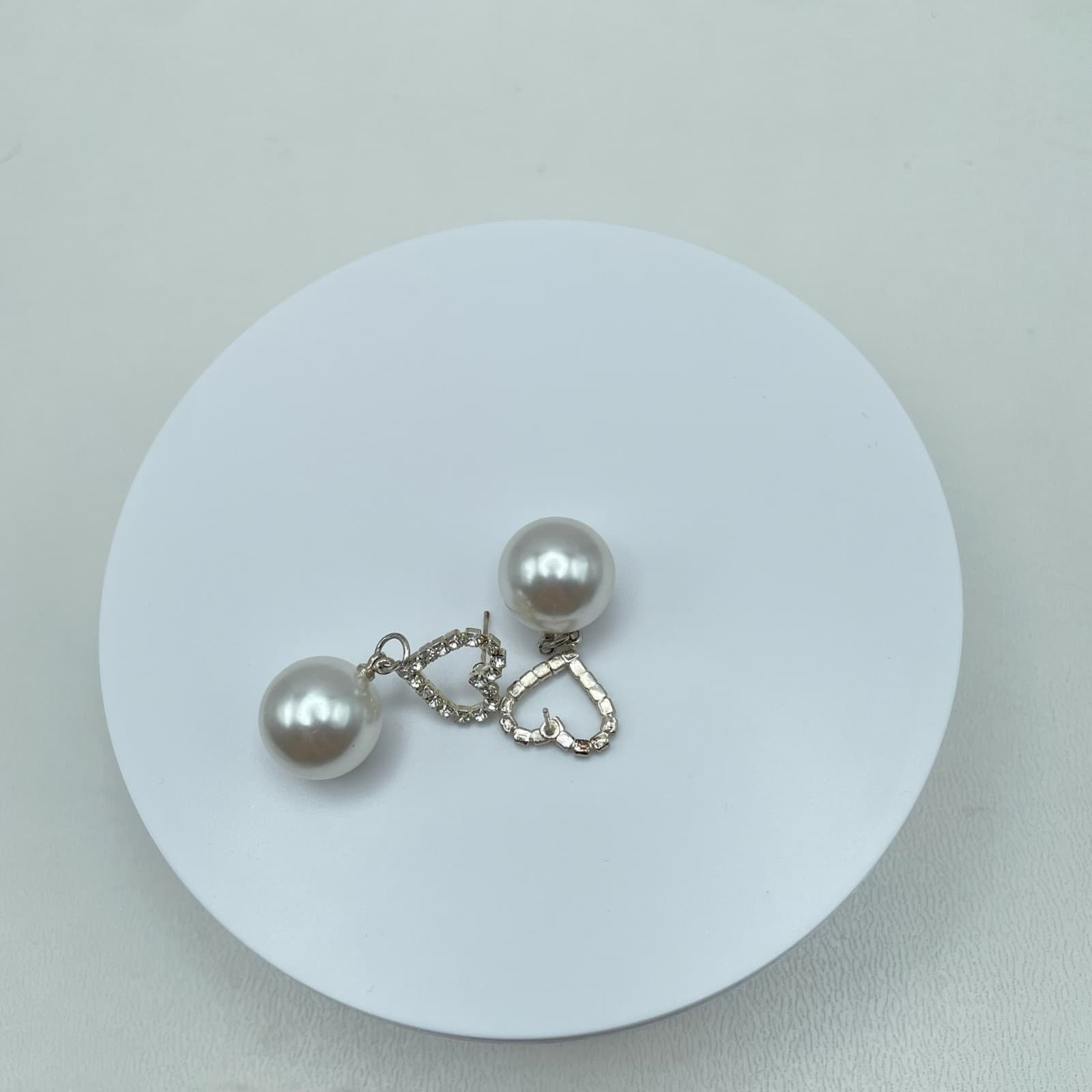 Vintage 90s Silver Tone Faux Pearl Heart Dangle Earrings Women's Jewelry - Thumbnail 3