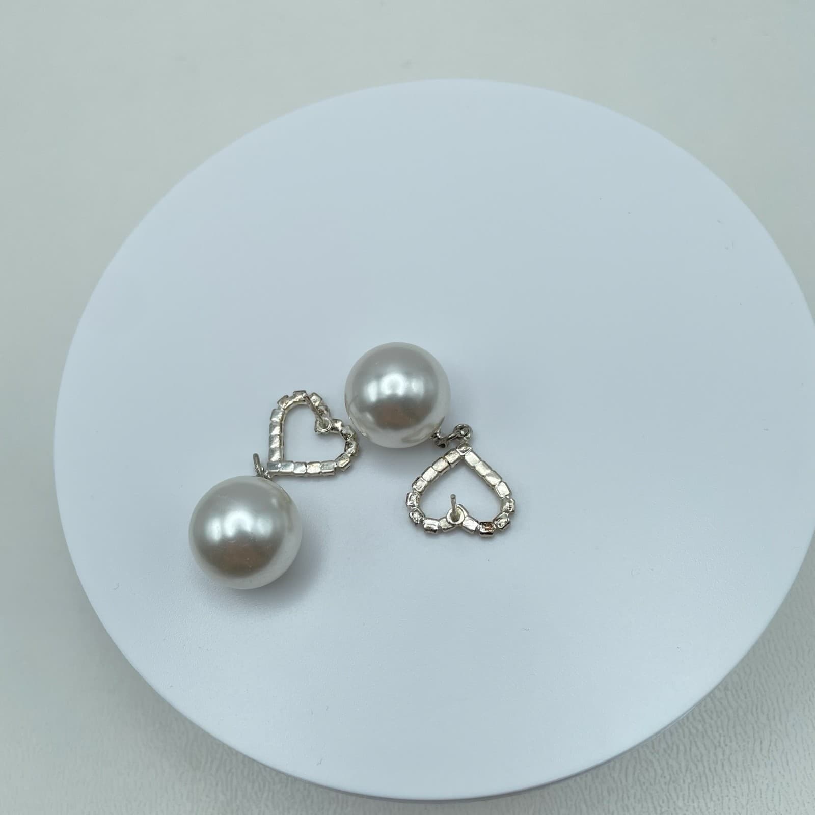 Vintage 90s Silver Tone Faux Pearl Heart Dangle Earrings Women's Jewelry - Thumbnail 2