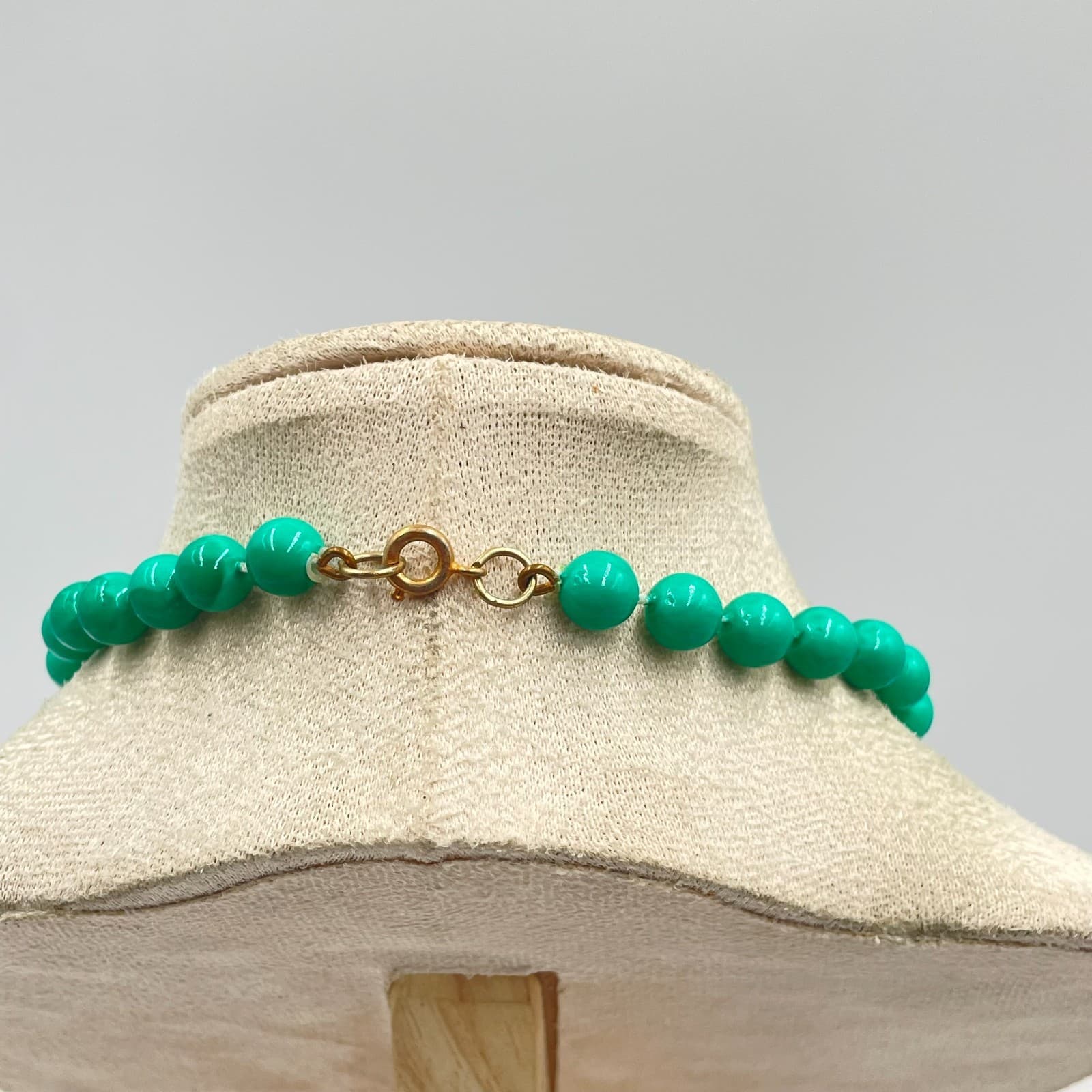 Vintage 1950s Graduated Green Classic Hand-Knotted Beaded Push Lock Necklace - Thumbnail 5