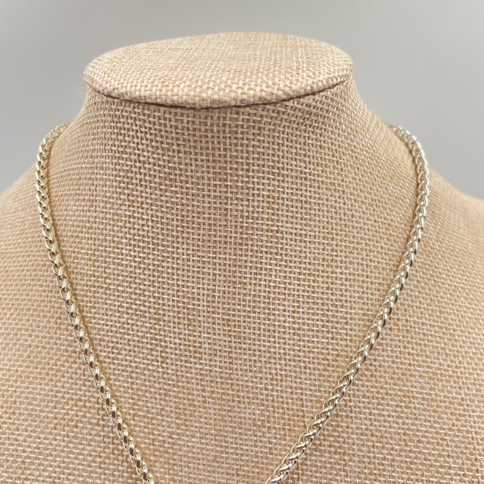 Silver-Tone Wheat Chain Glitter Resin Inlay Quatrefoil Pendant Lobster Necklace - Thumbnail 2